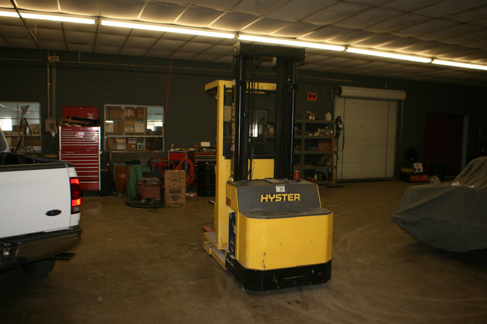 3000 lb Hyster R30XMS Order Picker, 2001 - 5095 Hours, Battery Charger Included - Image 3