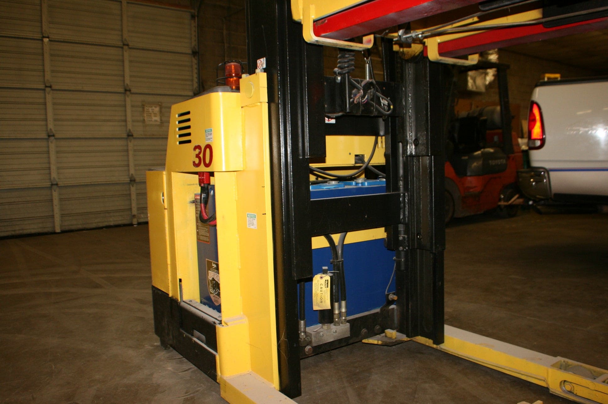 3000 lb Hyster R30XMS Order Picker, 2001 - 5095 Hours, Battery Charger Included - Image 2