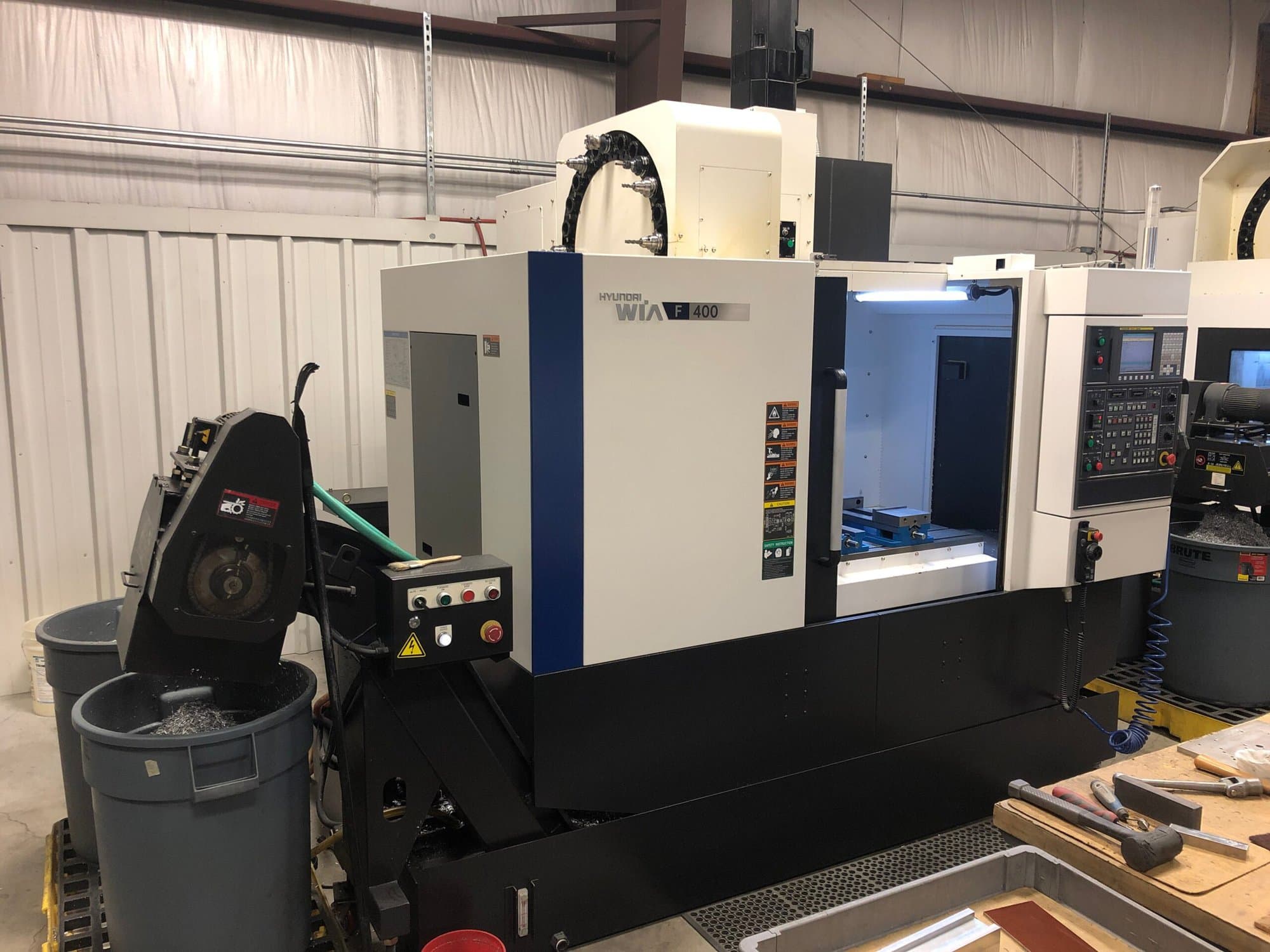 Hyundai Wia F400 VMC, 2012 - Thru Spindle Coolant, Vises, Video - Image 12