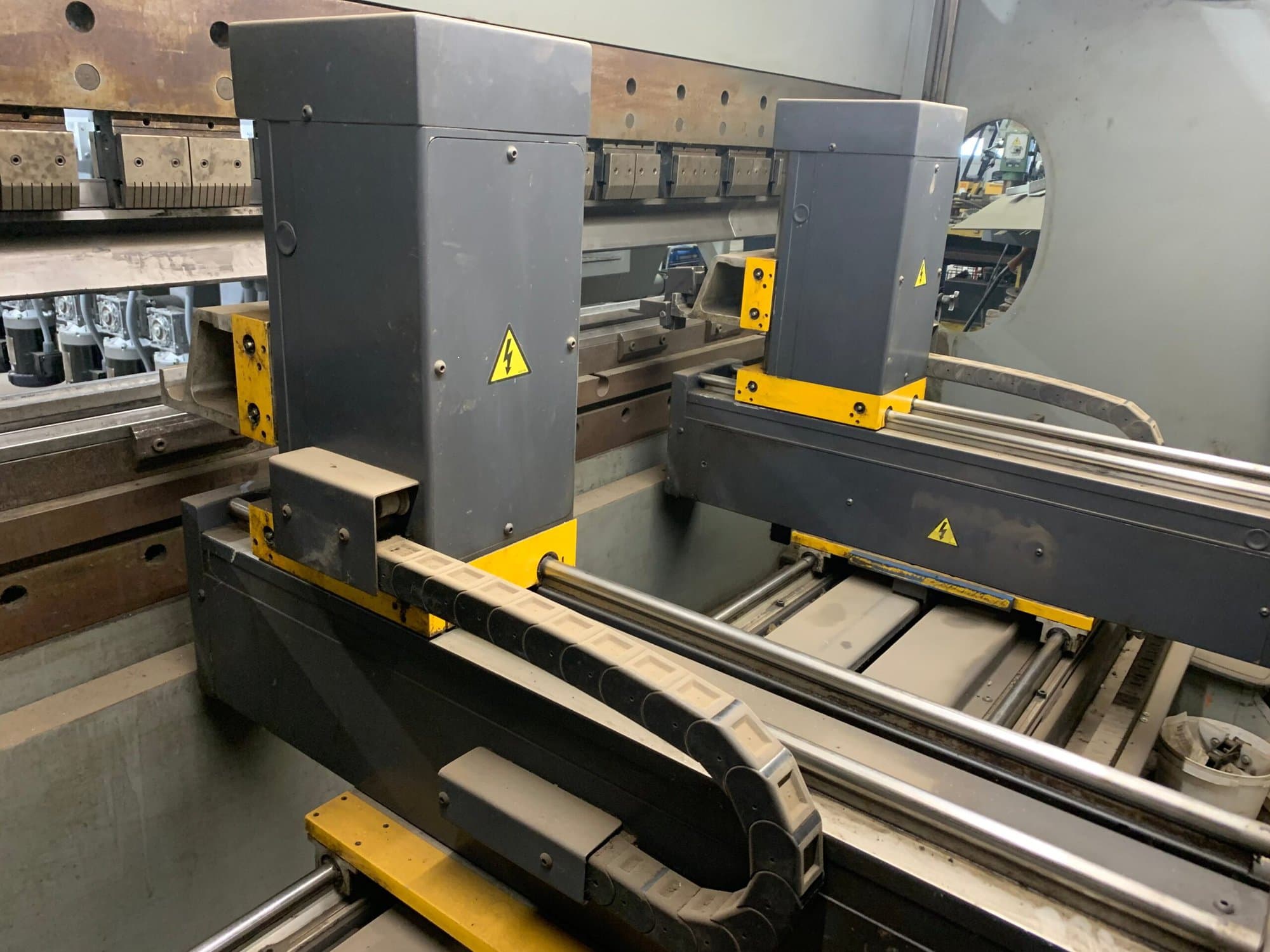 135 Ton x 12' Cincinnati Autoform CNC Press Brake, 1999 - 6 Axis Back Gauge - Image 4