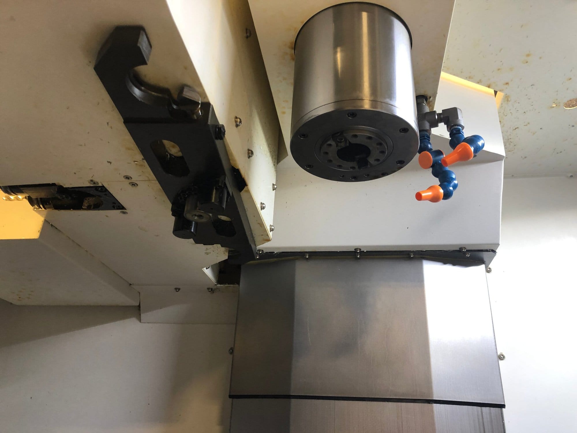 Hyundai Wia F400 VMC, 2012 - Thru Spindle Coolant, Vises, Video - Image 8