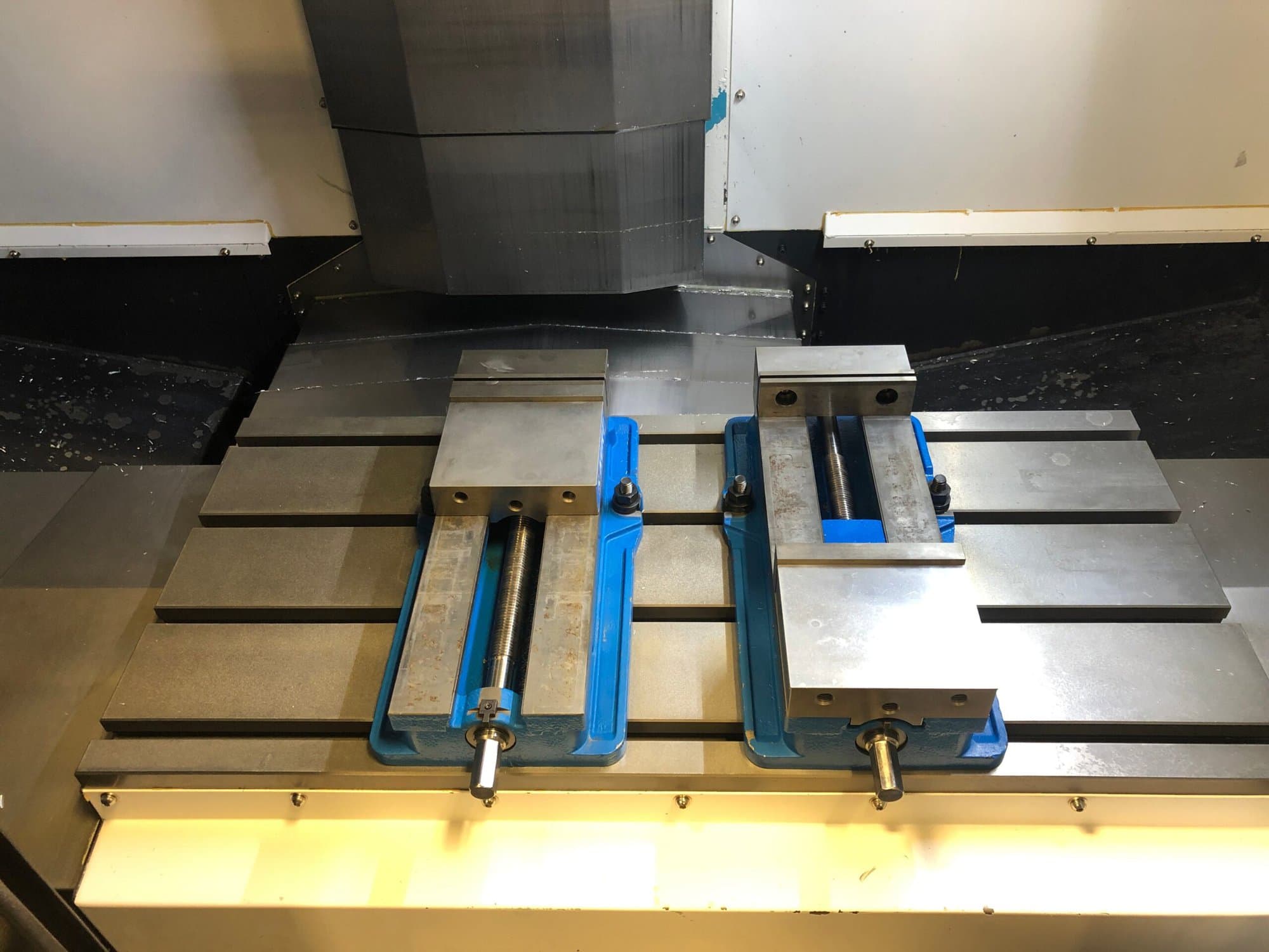 Hyundai Wia F400 VMC, 2012 - Thru Spindle Coolant, Vises, Video - Image 5