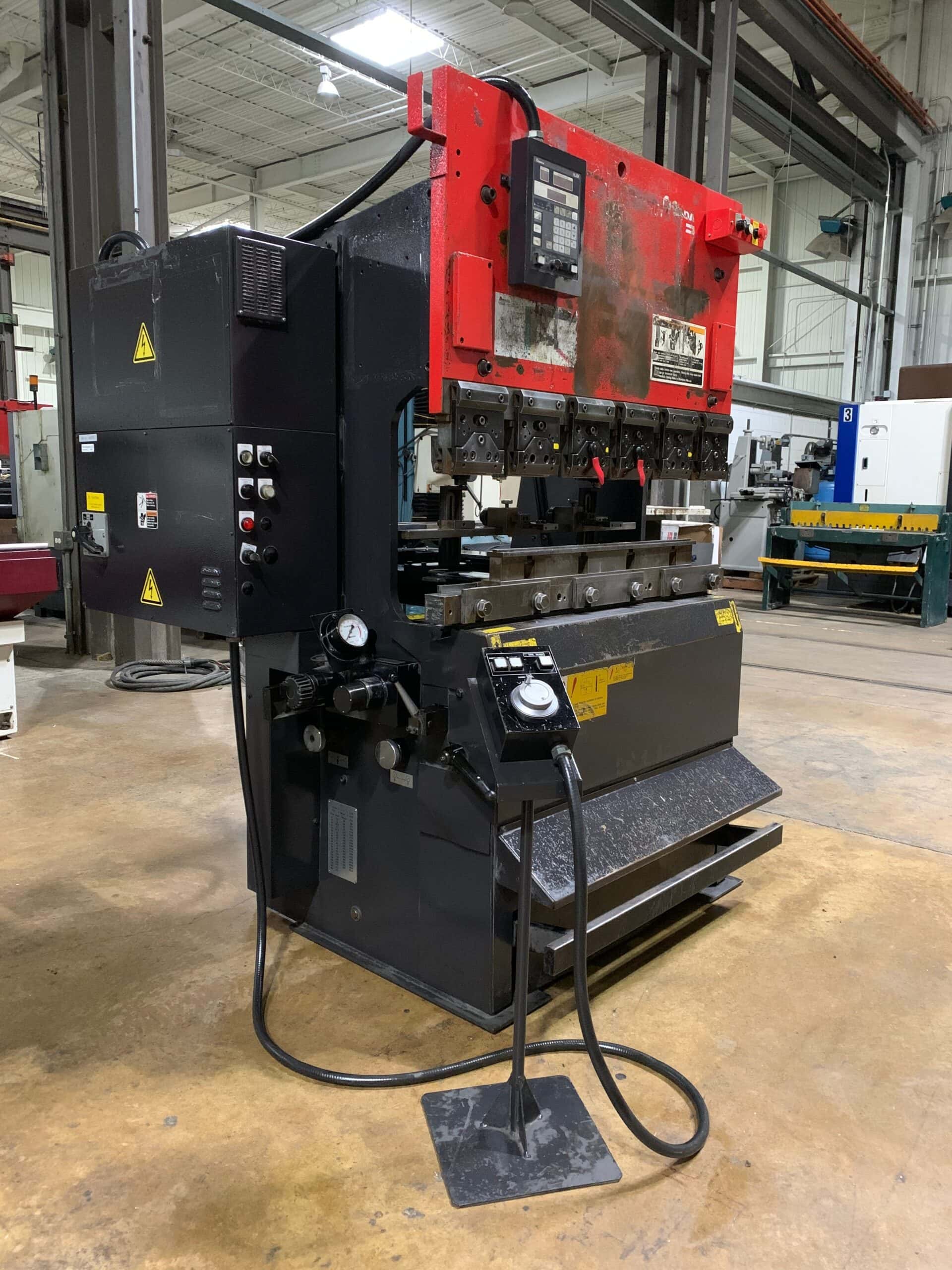 38 Ton x 4' Amada RG-35 12LD CNC Press Brake, 1999 - Amada LD 2-Axis CNC Control - Image 2