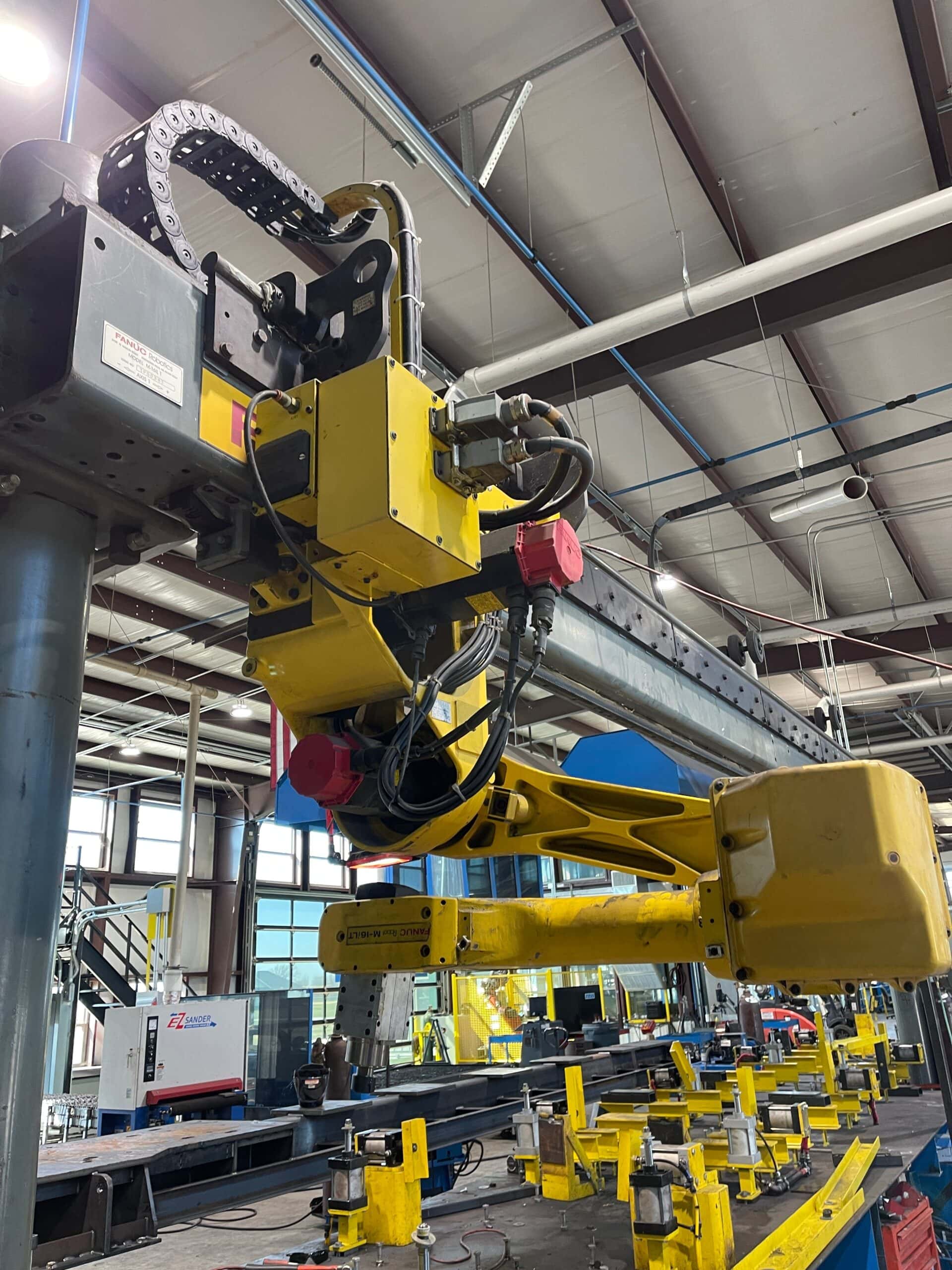25' Fanuc 16iL-T Track Robot, 2001 - Image 4