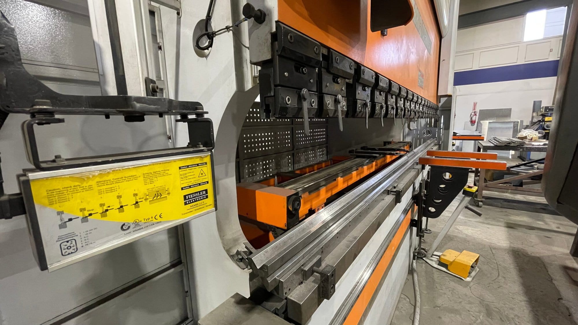 242 Ton x 12' Ermak Speed-Bend CNC Press Brake, 2014- 7-Axis CNC - Image 6