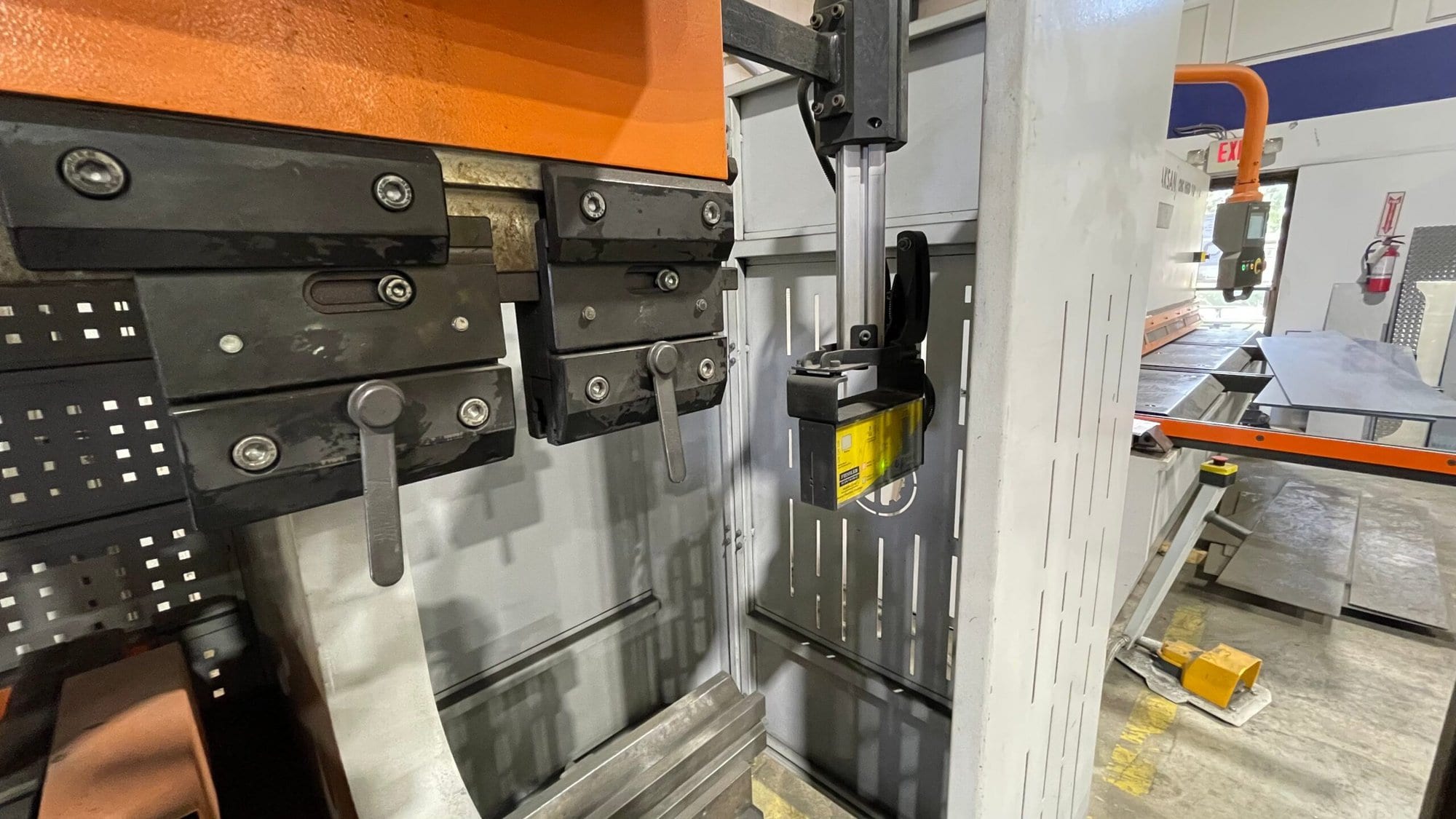 242 Ton x 12' Ermak Speed-Bend CNC Press Brake, 2014- 7-Axis CNC - Image 7