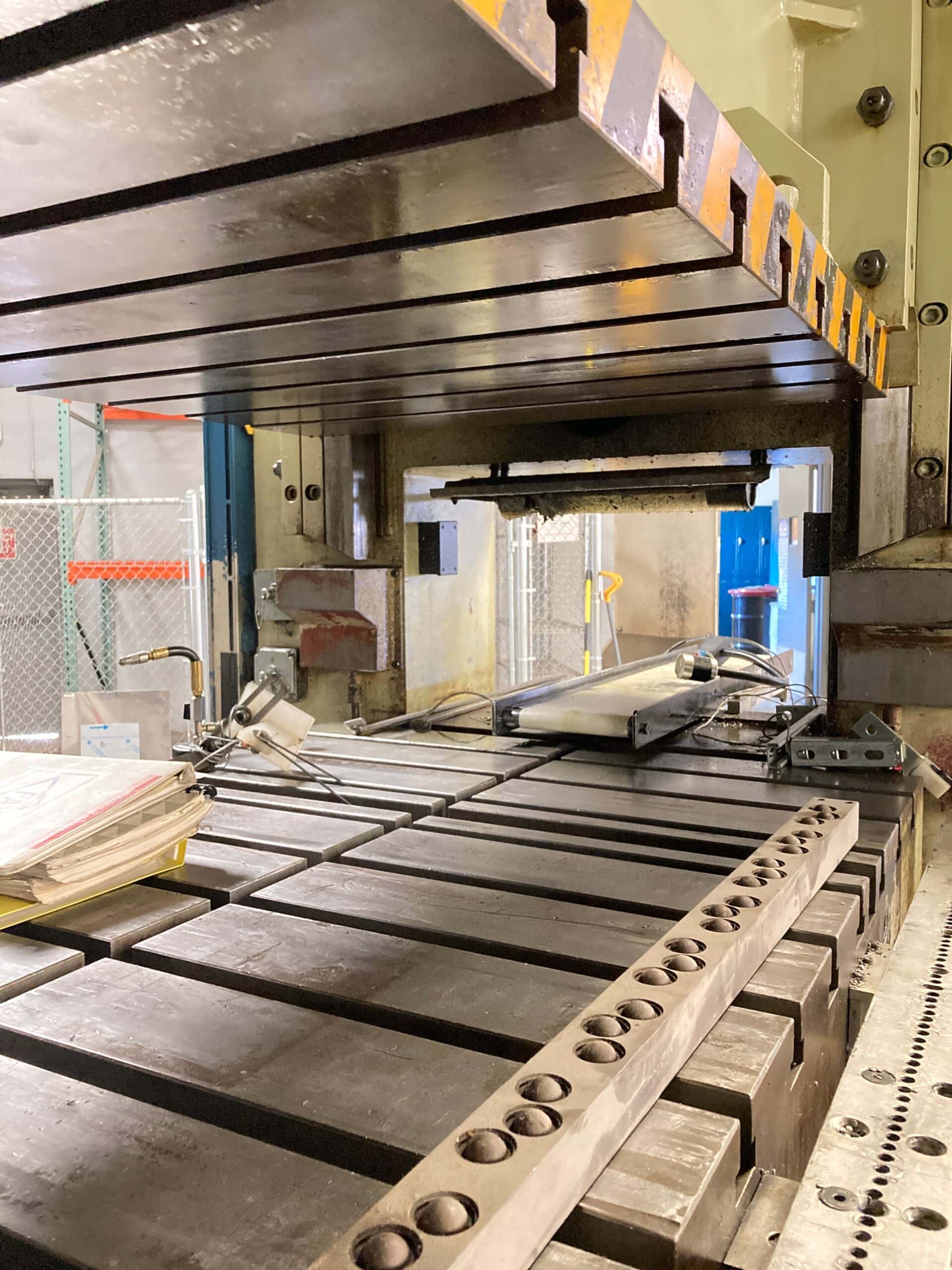 220 Ton SEYI HSD-220 Stamping Press, 1995 - Equipped With COE Servomaster Feeder 2019 and $5,000 in Additional Parts - Image 2