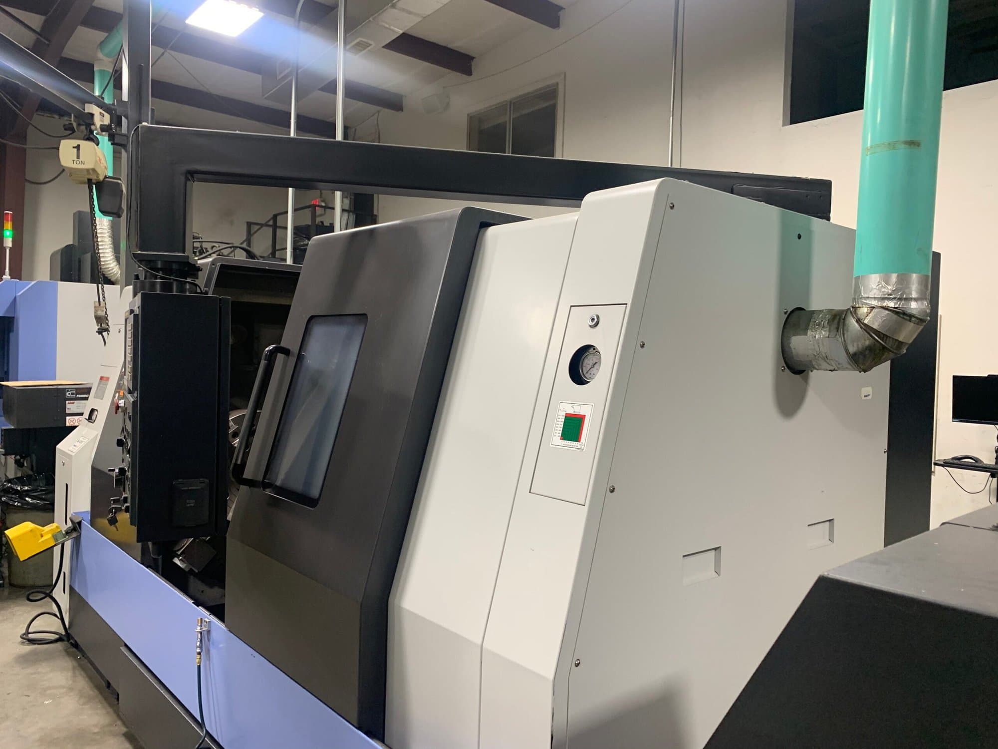 Doosan Puma 400C CNC Lathe, 2012 - Tailstock, Chip Conveyor - Image 3