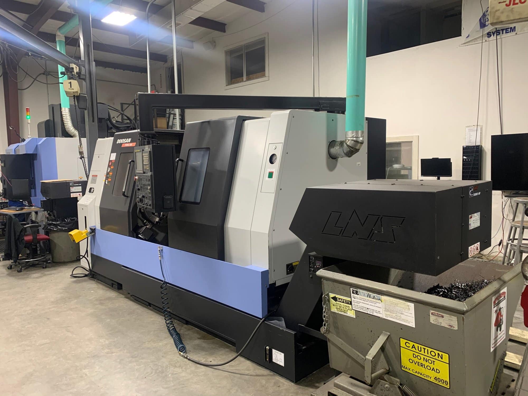 Doosan Puma 400C CNC Lathe, 2012 - Tailstock, Chip Conveyor - Image 2