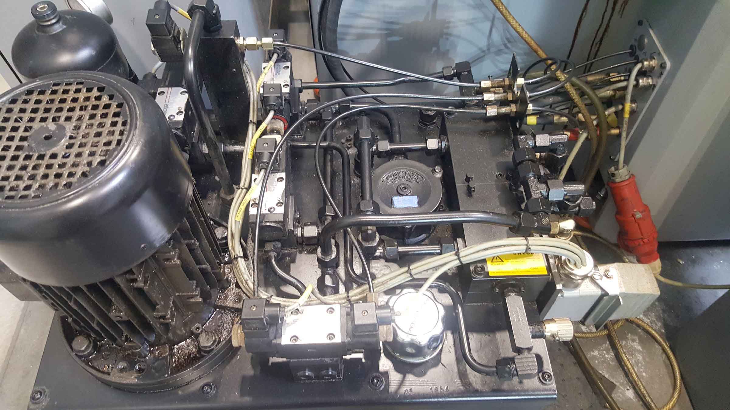 Jakobsen 1832 F CNC Surface Grinder, 2006 - Fanuc, Filter, Dresser & Tooling - Image 5