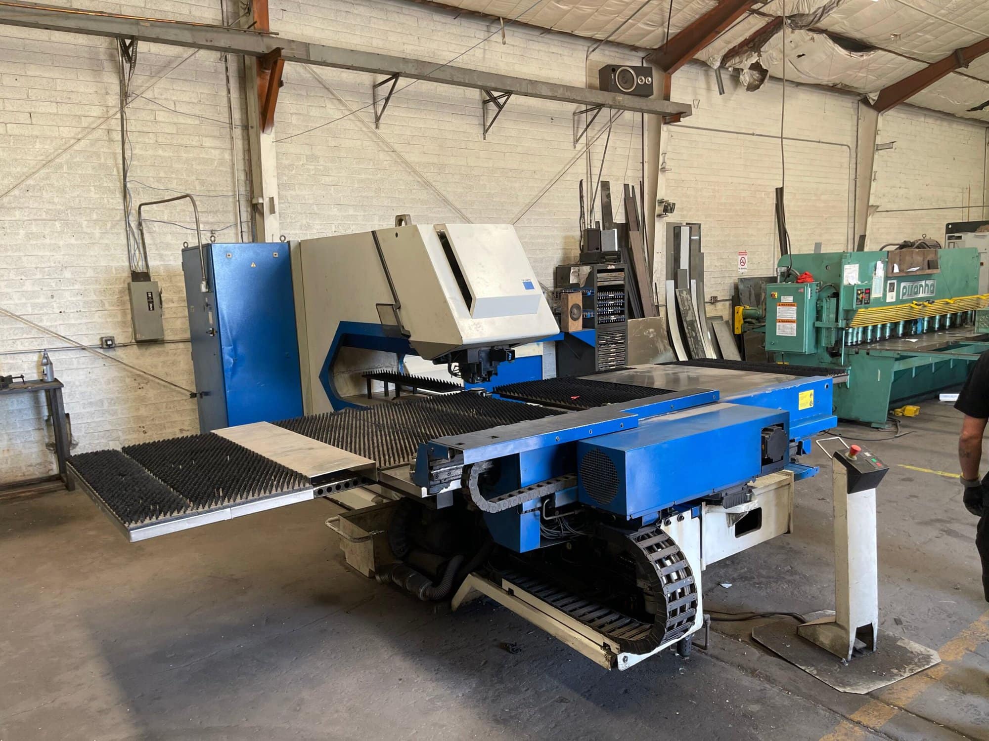22 Ton Trumpf Trumatic 2000R CNC Turret Punch, 1999 - Low Hours,Tons of Tooling & Tool Sharpener Included!! - Image 3