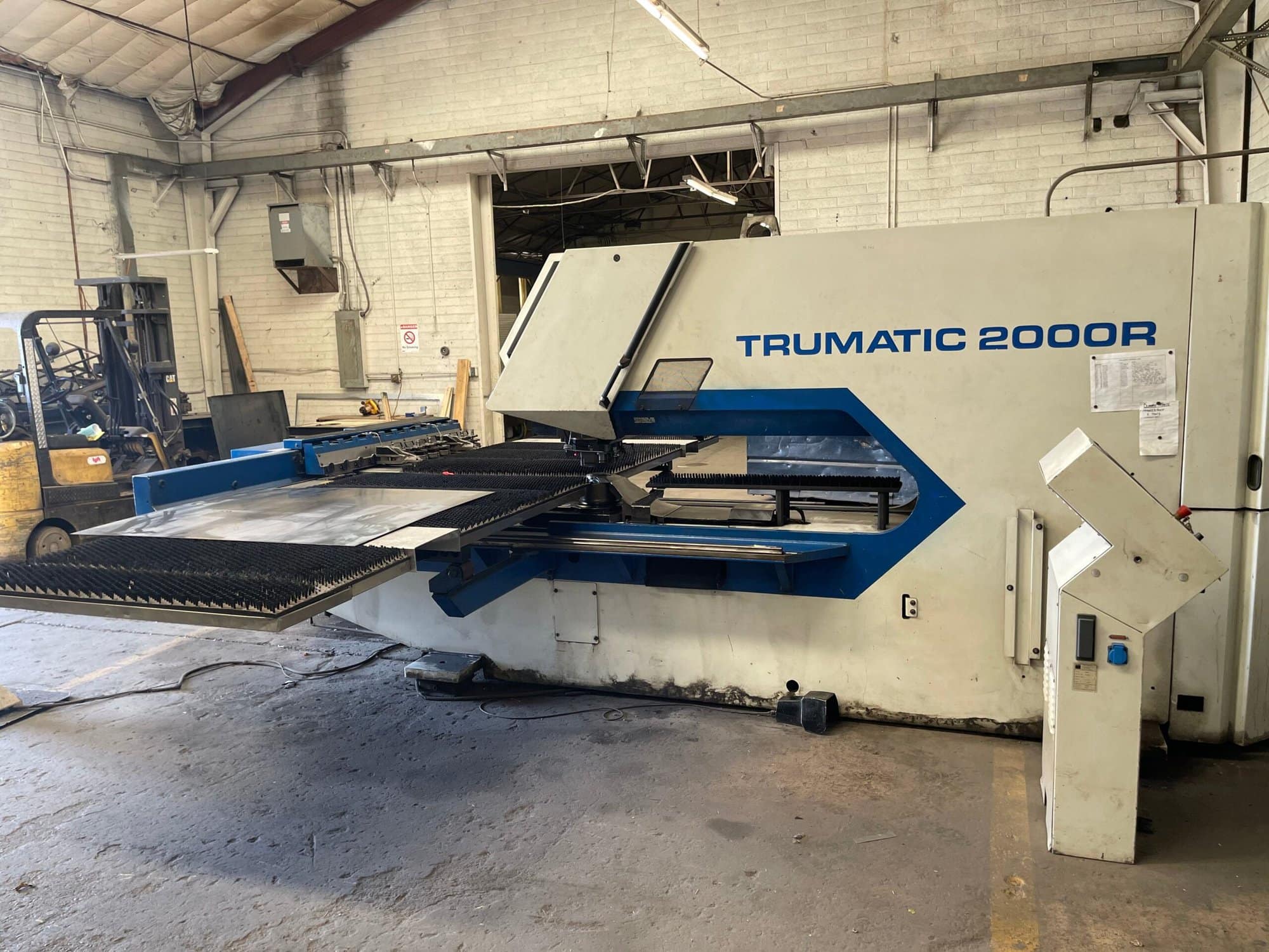 22 Ton Trumpf Trumatic 2000R CNC Turret Punch, 1999 - Low Hours,Tons of Tooling & Tool Sharpener Included!! - Image 4