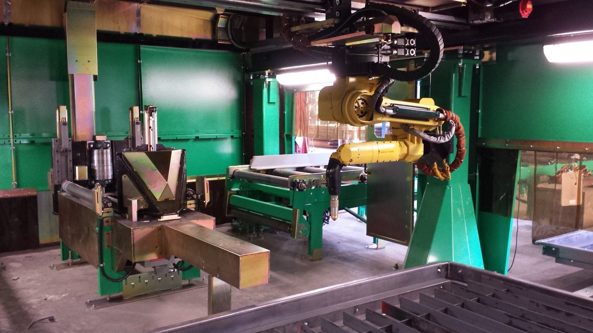 Robot Plasma Cutting System Inovatech PRS900, 2014-HPR 400 XD, (2) 10' X 24' Tables - Image 2