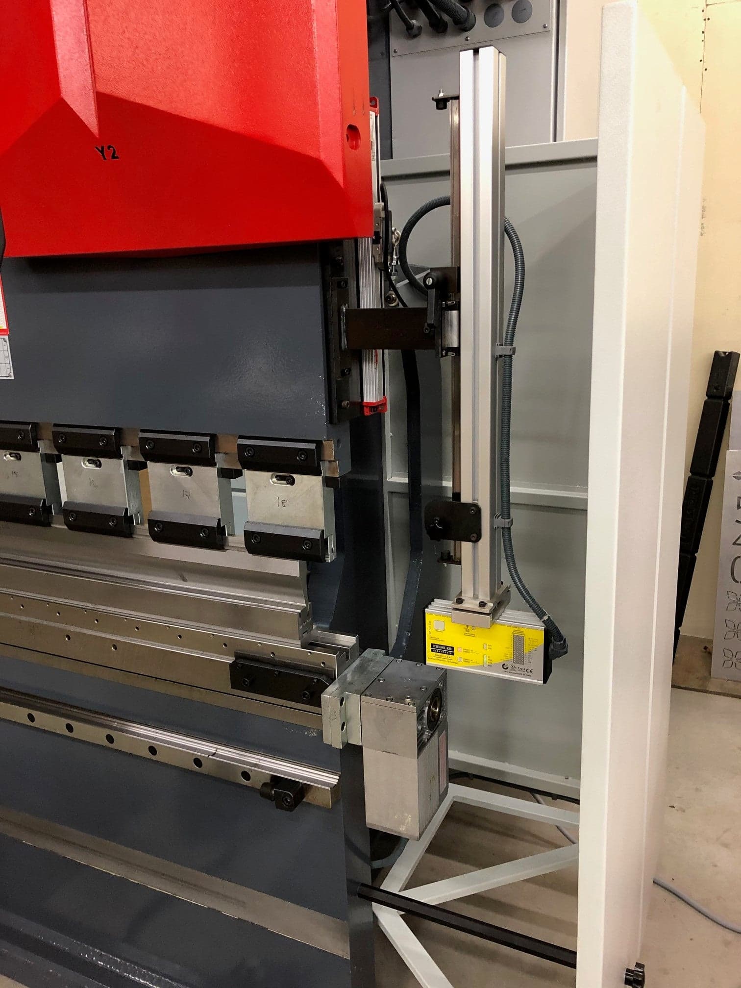 242 Ton x 12' Durma ADR 37220 CNC Press Brake, 2013- Delem DA56, R Axis, Tooling Included - Image 6