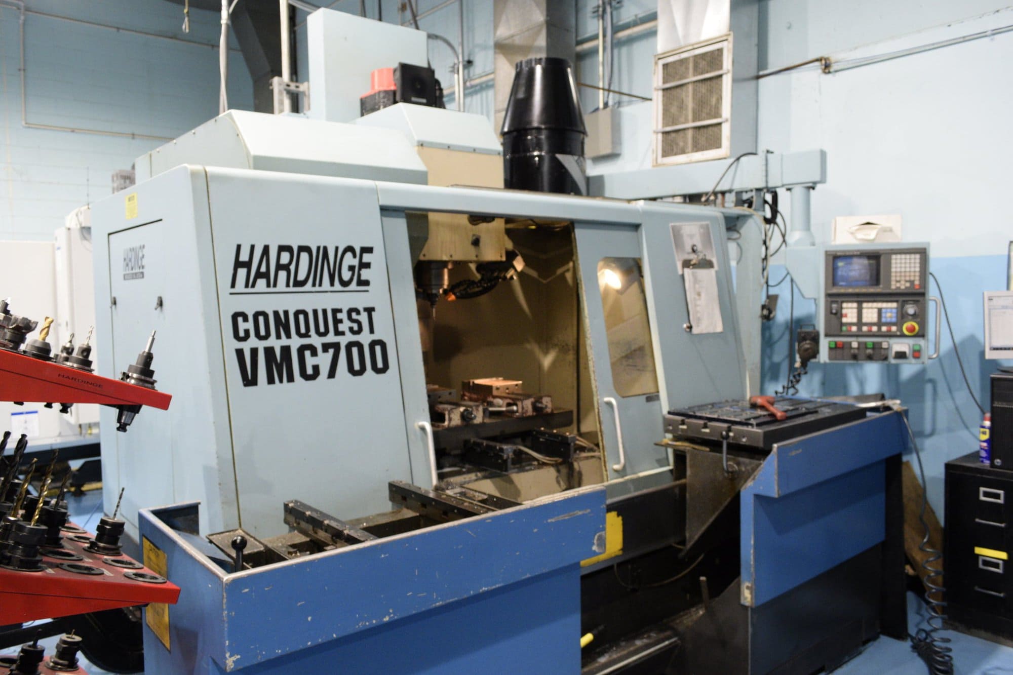 Hardinge Conquest VMC-700 VMC, 1995-Pallet System,Chip Conveyor, 4th Axis Wired