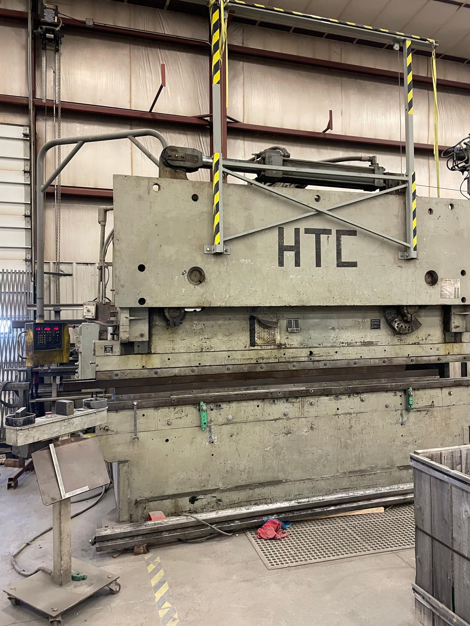 200 Ton X 12' HTC 200-12 PB CNC Press Brake - Video, Under Power