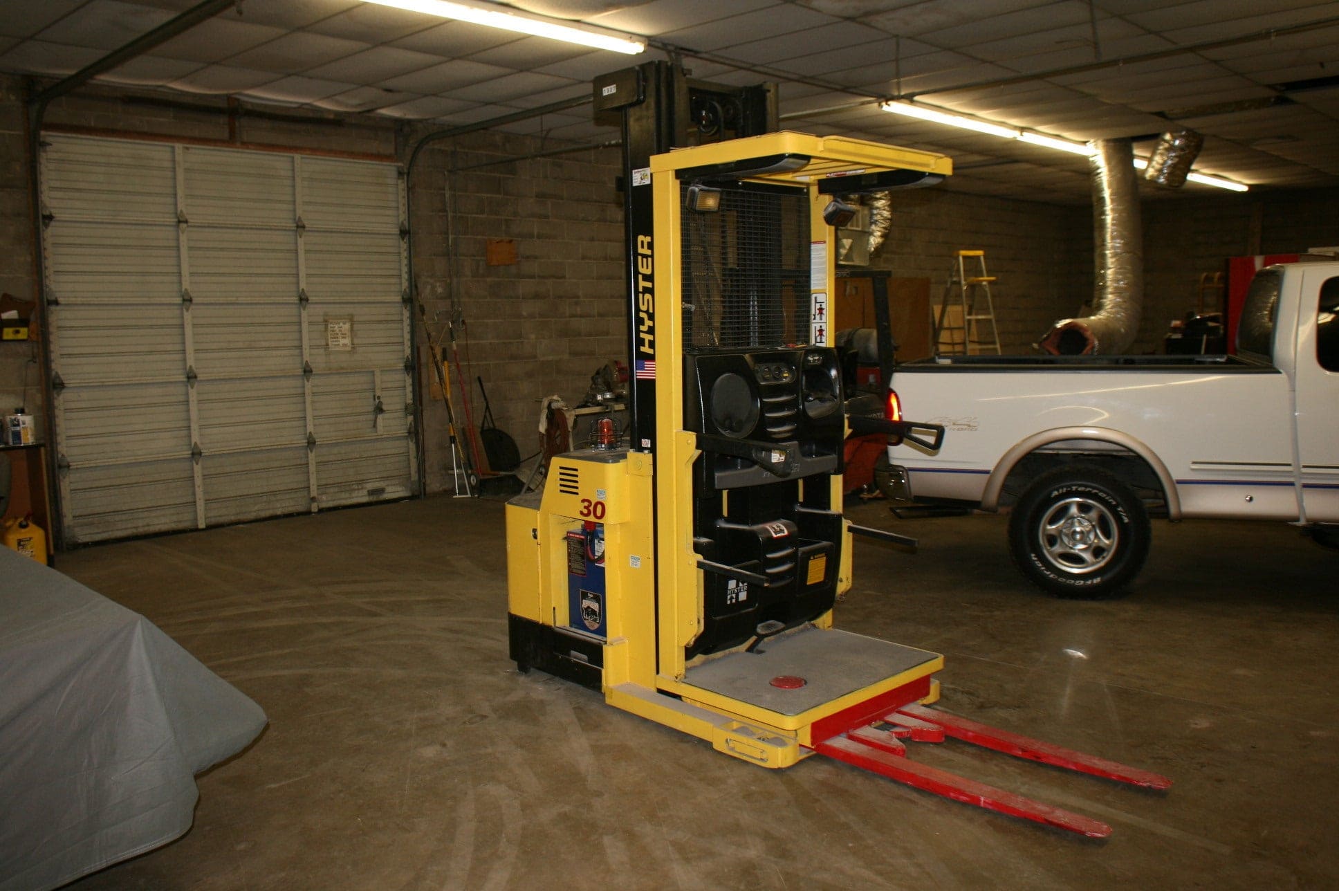 3000 lb Hyster R30XMS Order Picker, 2001 - 5095 Hours, Battery Charger Included
