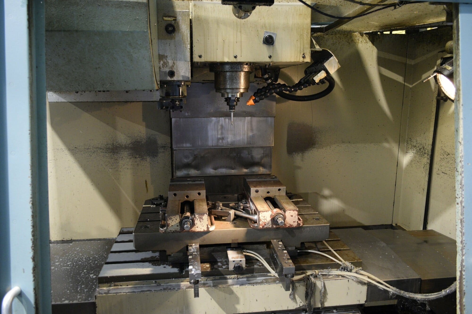 Hardinge Conquest VMC-700 VMC, 1995-Pallet System,Chip Conveyor, 4th Axis Wired - Image 2