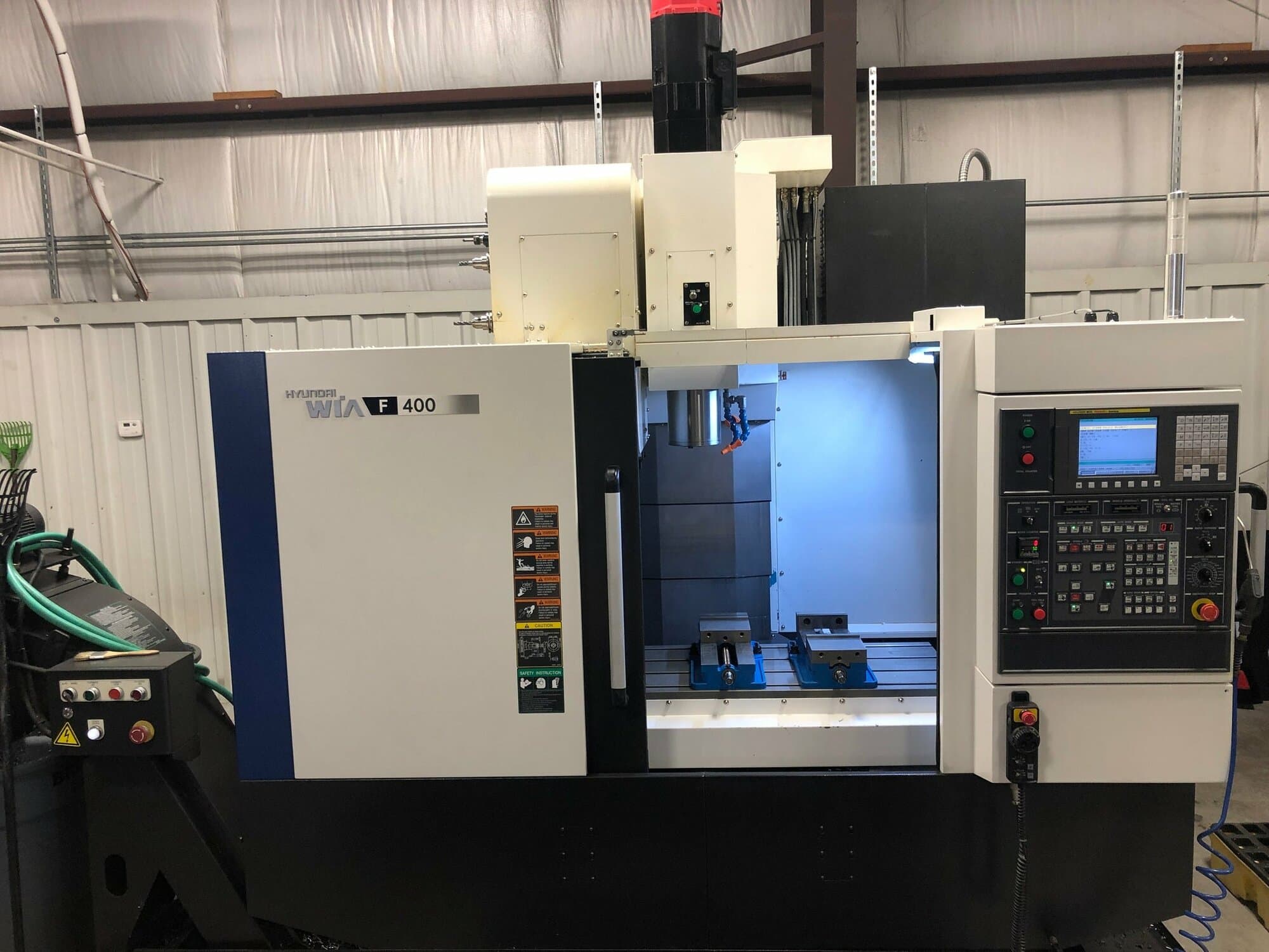 Hyundai Wia F400 VMC, 2012 - Thru Spindle Coolant, Vises, Video