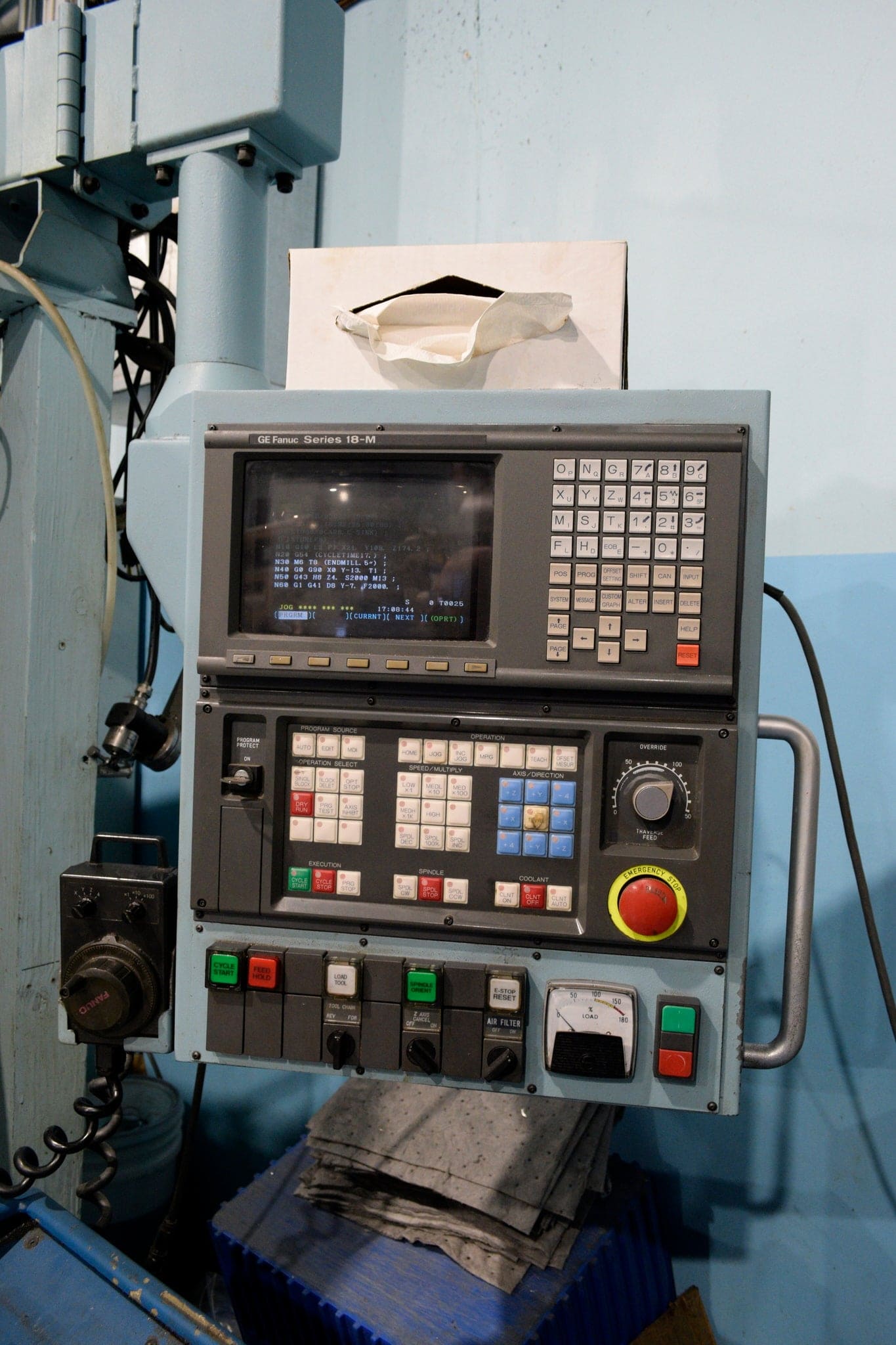 Hardinge Conquest VMC-700 VMC, 1995-Pallet System,Chip Conveyor, 4th Axis Wired - Image 6