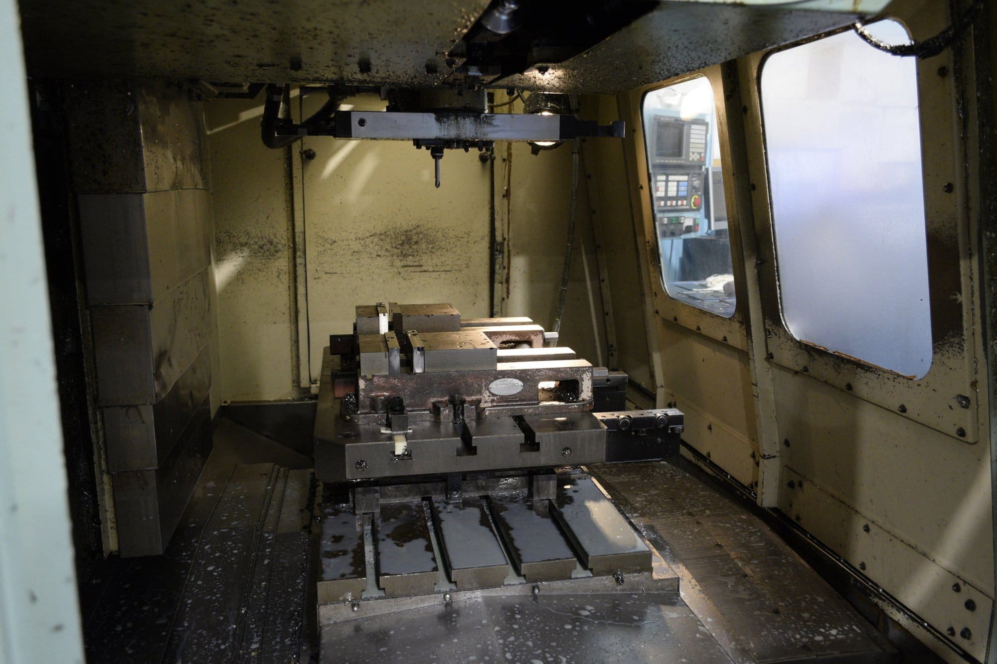 Hardinge Conquest VMC-700 VMC, 1995-Pallet System,Chip Conveyor, 4th Axis Wired - Image 3