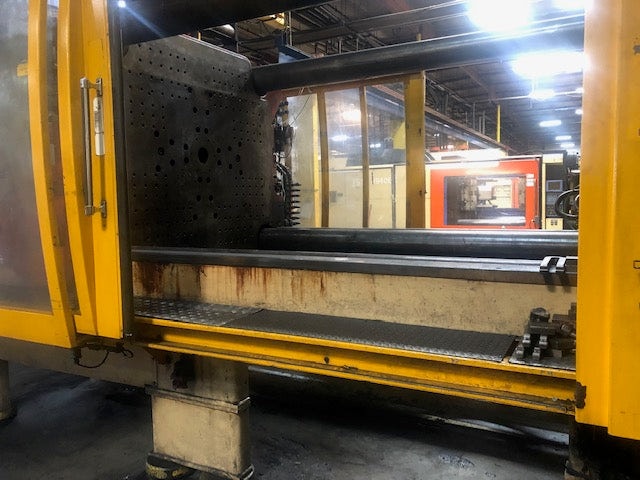 Husky HL-1000 RS155/135 Injection Molding Machine, 2001 - 1000 Ton 296OZ Shot - Image 3