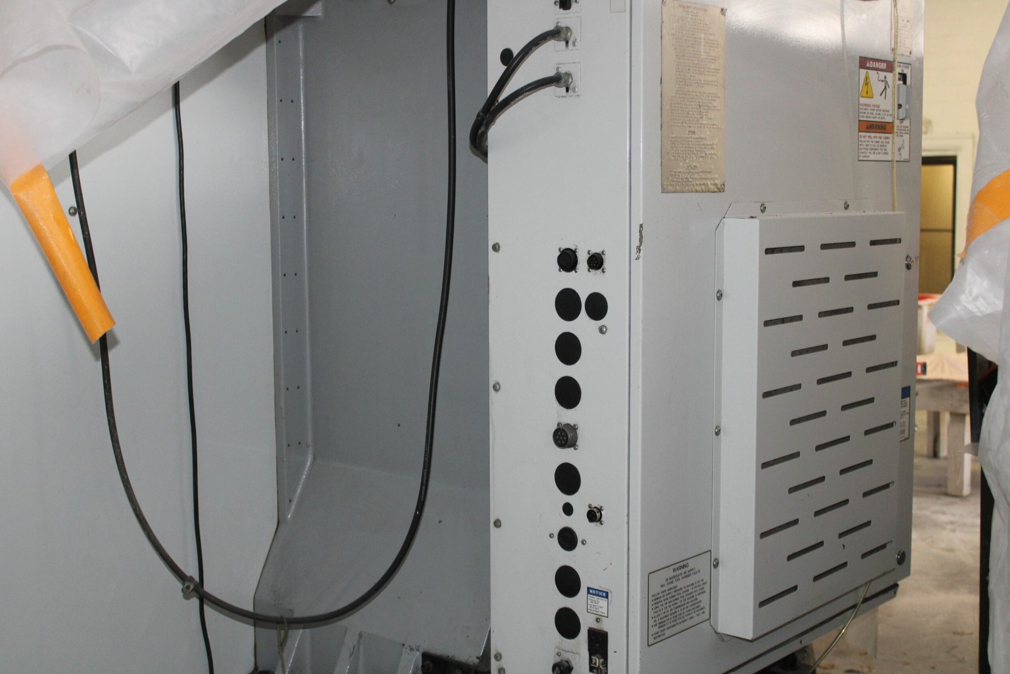 Haas VM-3 VMC, 2006- Thru Spindle Coolant, Mold Maker, and Tool Setter Included - Image 4