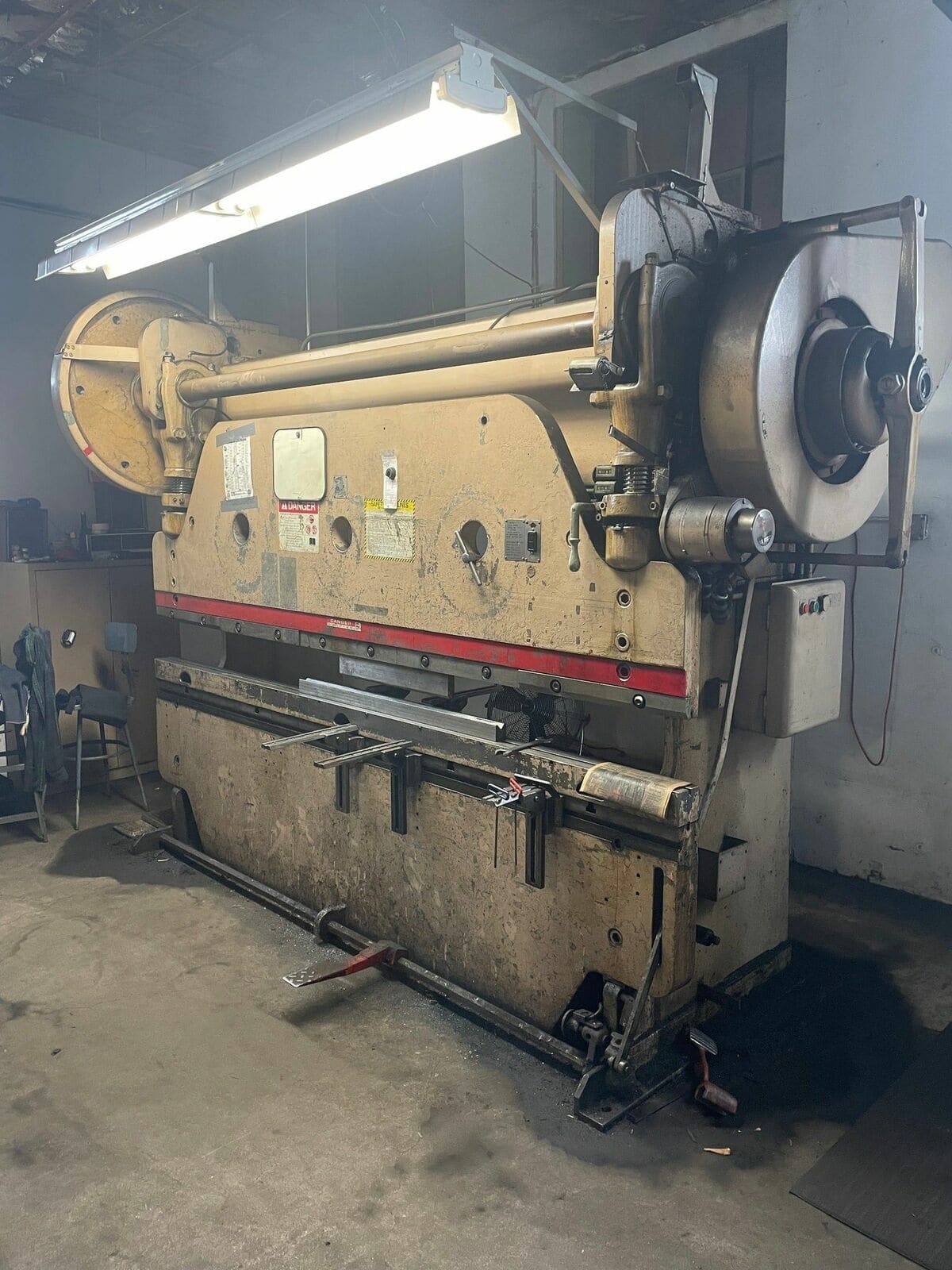 135 Ton x 8' Cincinnati 5 Series Press Brake, Under Power, Video