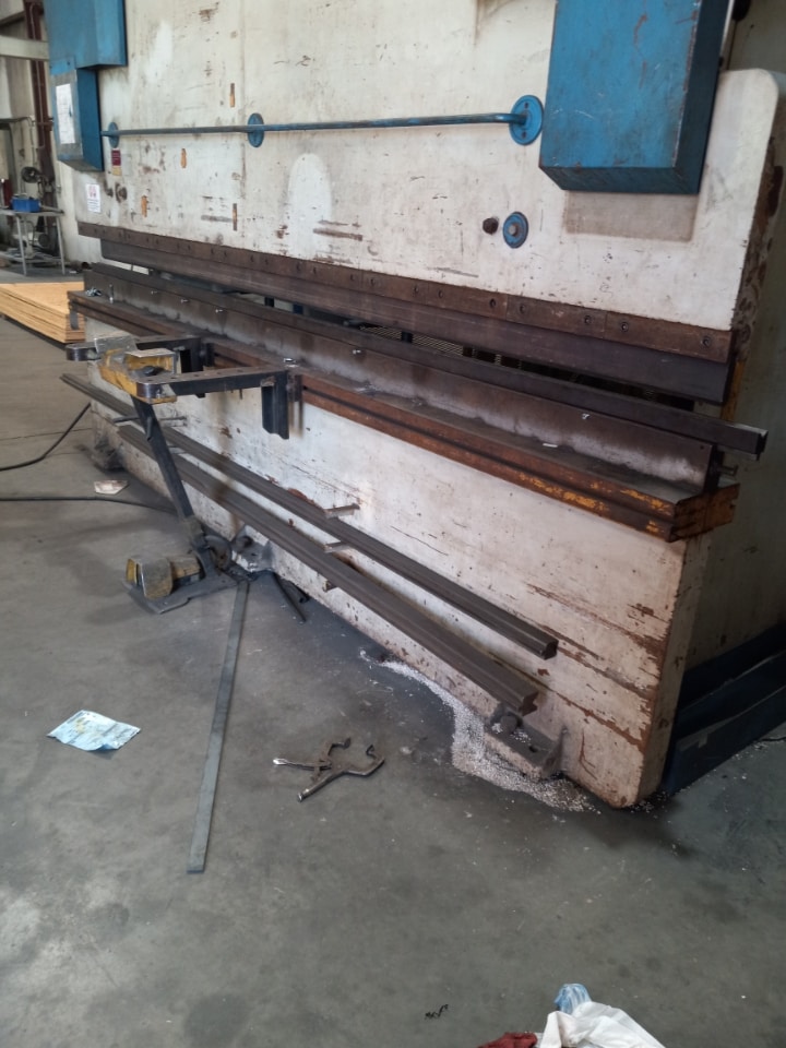 220 Ton x 12' Durma HAP 37200 Press Brake, 1997 - Single Axis Backgauge Control - TOOLING INCLUDED! - Image 2