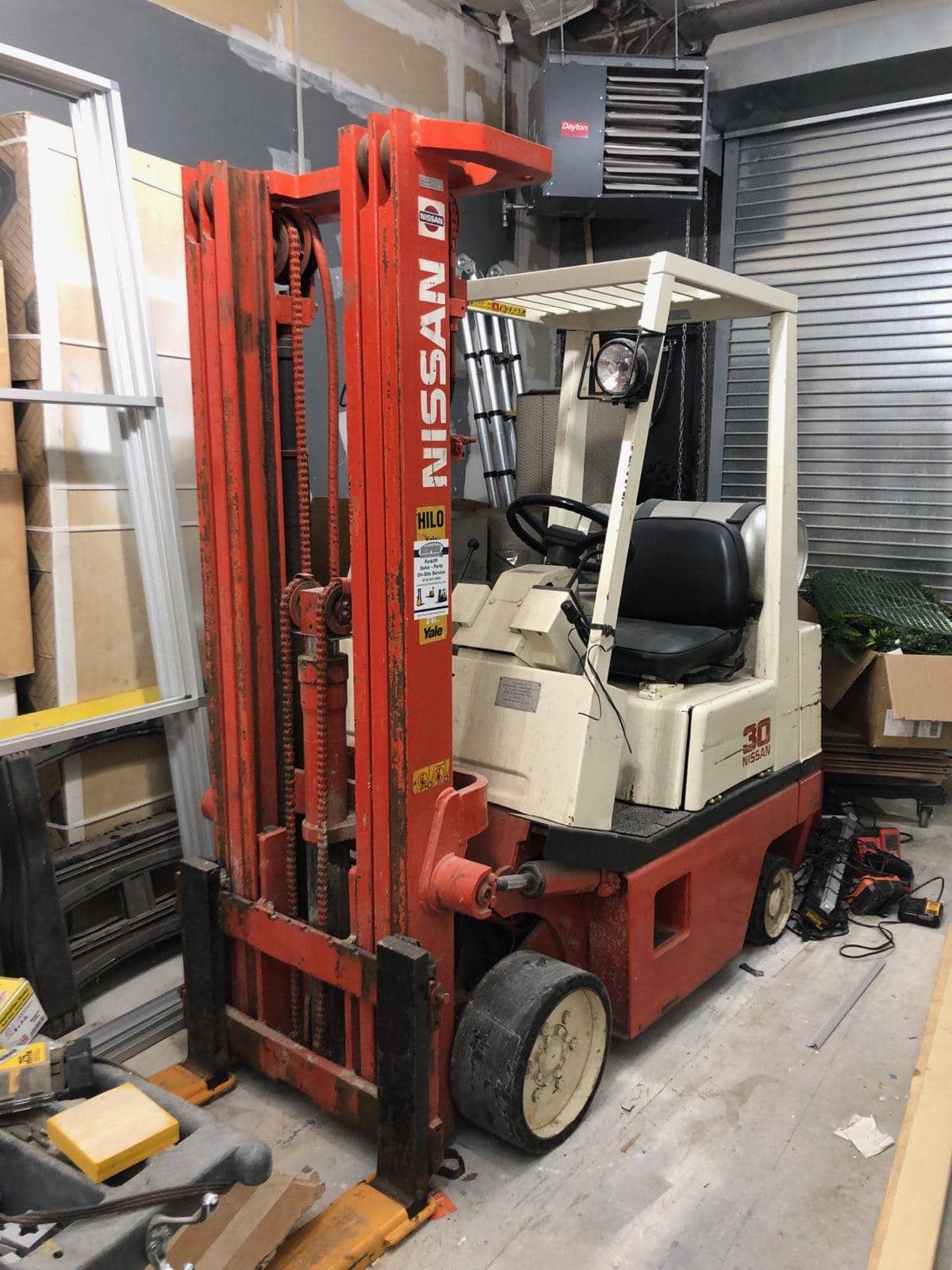 3000lb. Nissan CPH01A15V forklift, 1989 - New Battery