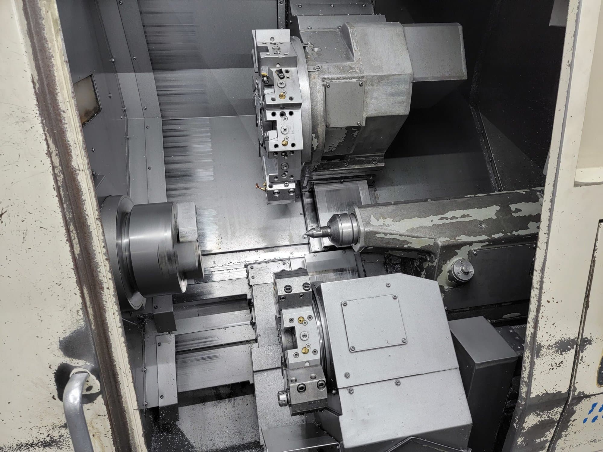 Okuma LU15 CNC Lathe, 2000 – Dual Turrets, Tooling Included, Chip Conveyor - Image 4