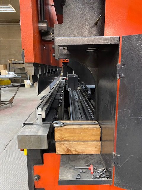 187 Ton x 13' Amada Promecam HFB 1704 CNC Press Brake 7-Axis, 1993 - Video, 30k of Tooling, New Spare Ram/Cylinder - Image 6