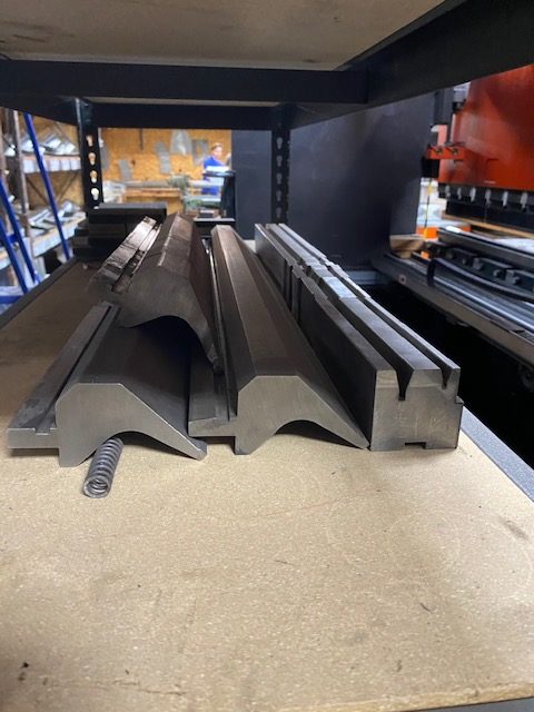187 Ton x 13' Amada Promecam HFB 1704 CNC Press Brake 7-Axis, 1993 - Video, 30k of Tooling, New Spare Ram/Cylinder - Image 10