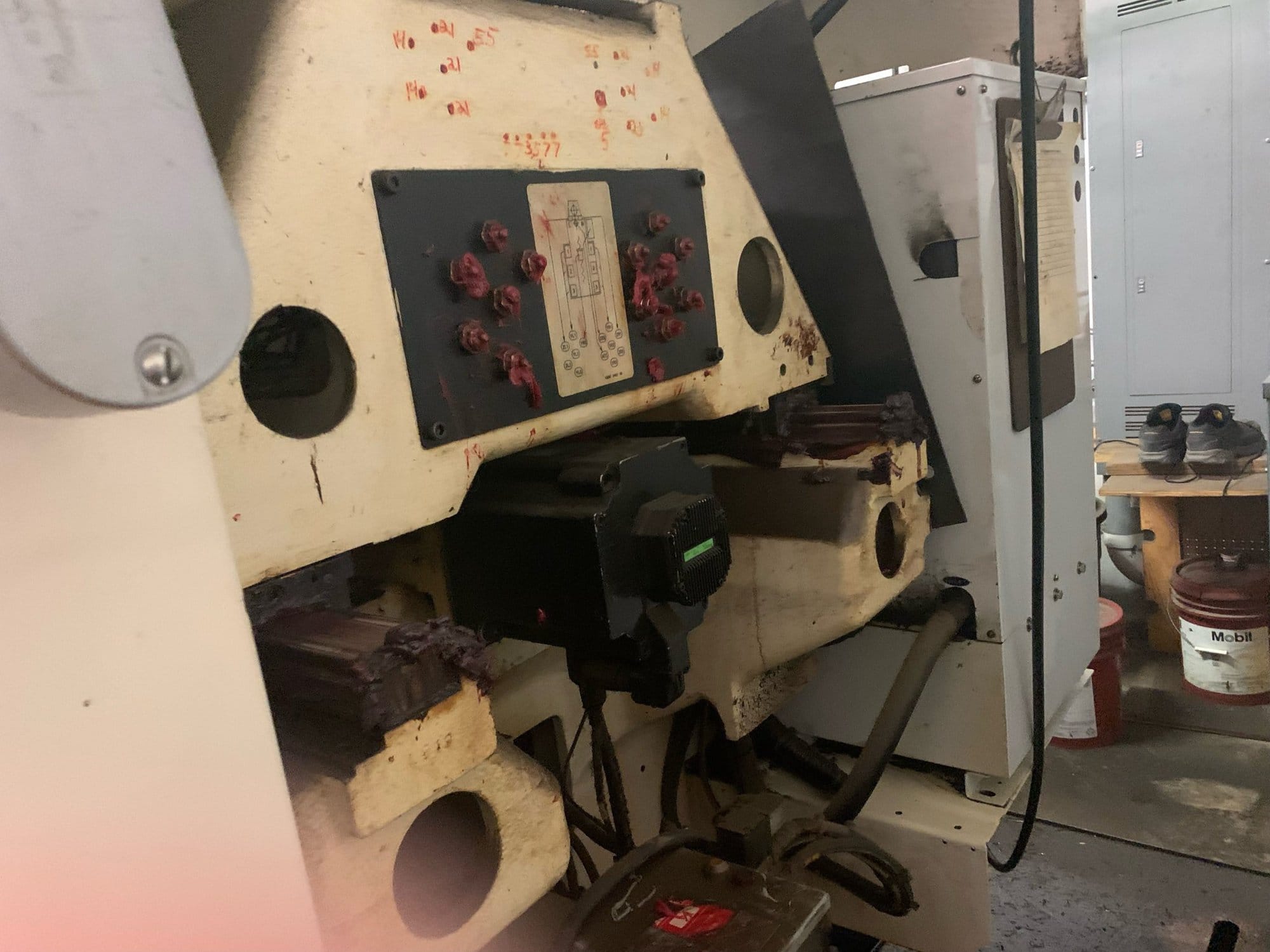 Okuma Crown MC-V4018 CNC Vertical Machining Center - 2005 - Image 2