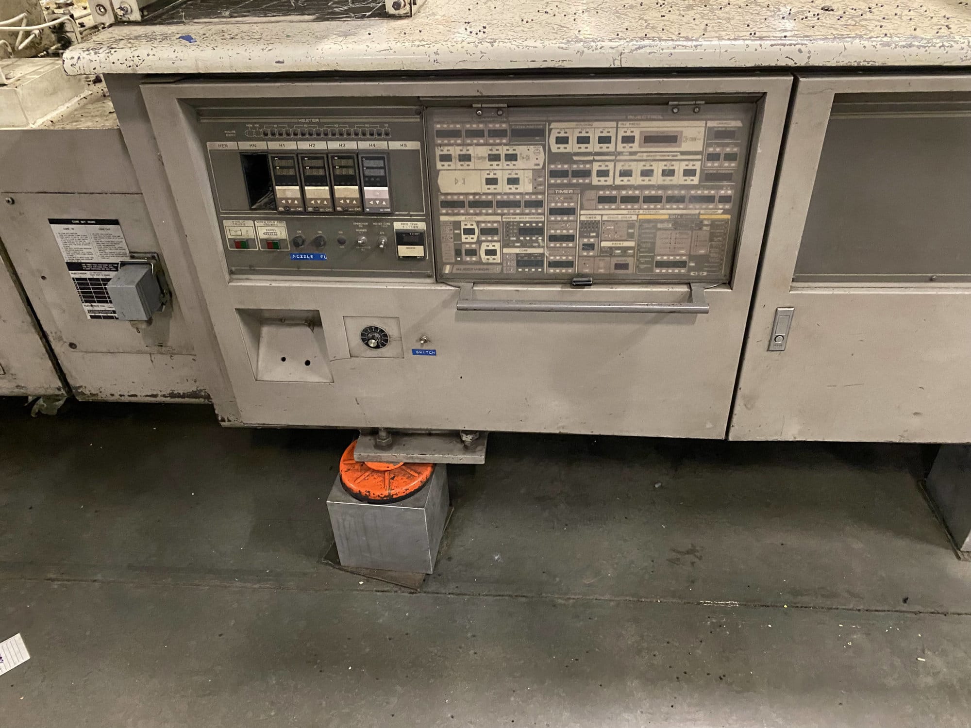 720 Ton Toshiba ISF720-SII Injection Molding Machine, 1992 - Image 2