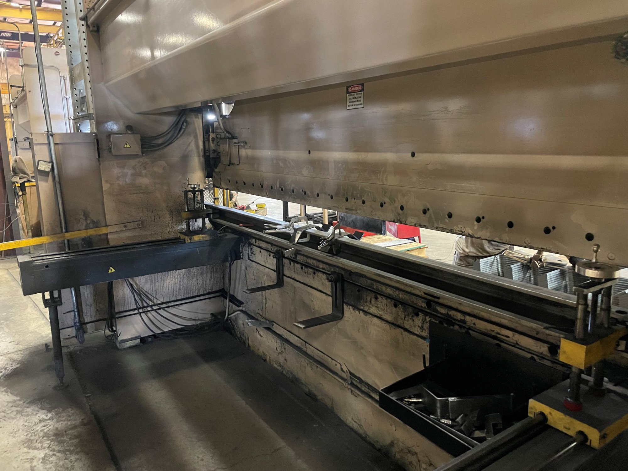230 Ton x 12' Cincinnati 230CBx10 CNC Press Brake - Updated CNC Control - Image 4