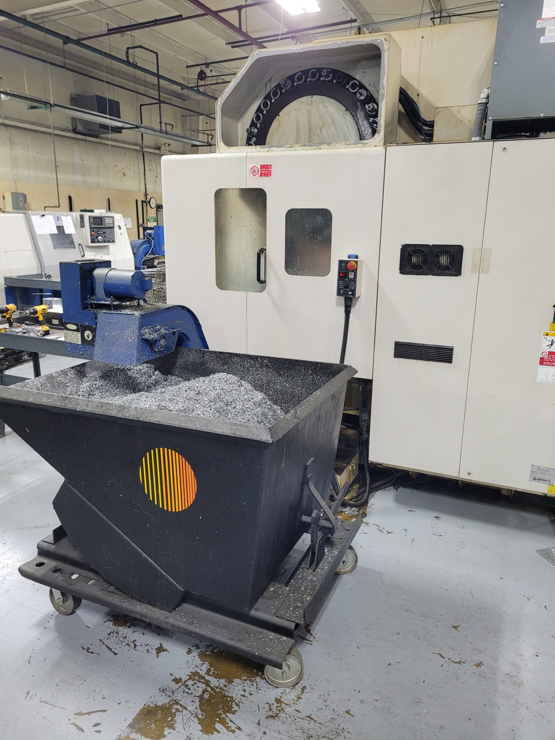 Daewoo DMV-400 VMC, 1998 - Fanuc 18, APC - Image 4