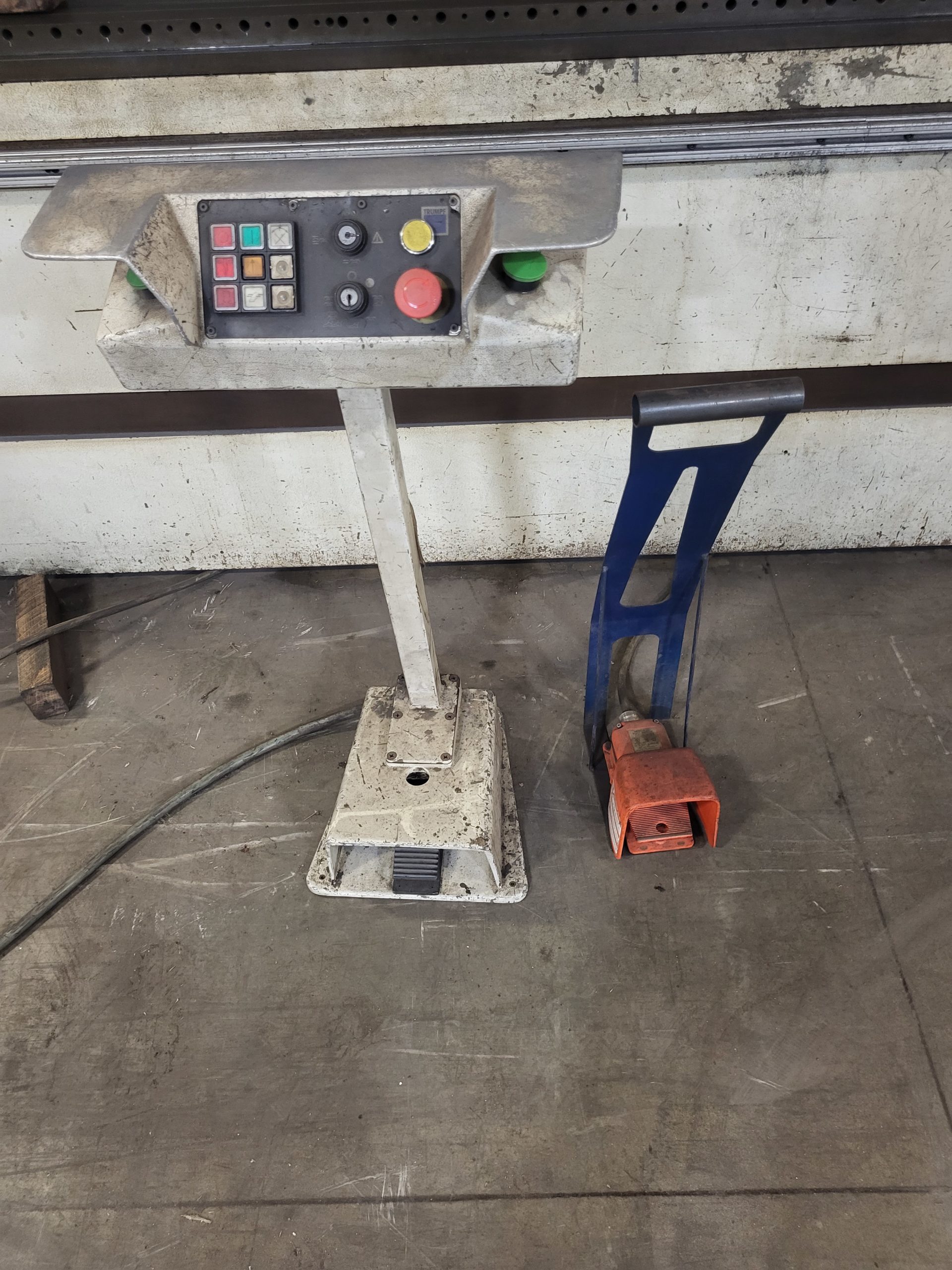 220 Ton x 13’ Trumpf Trumabend V200 CNC Press Brake, 2002 - 6-Axis Backgauge - Image 4