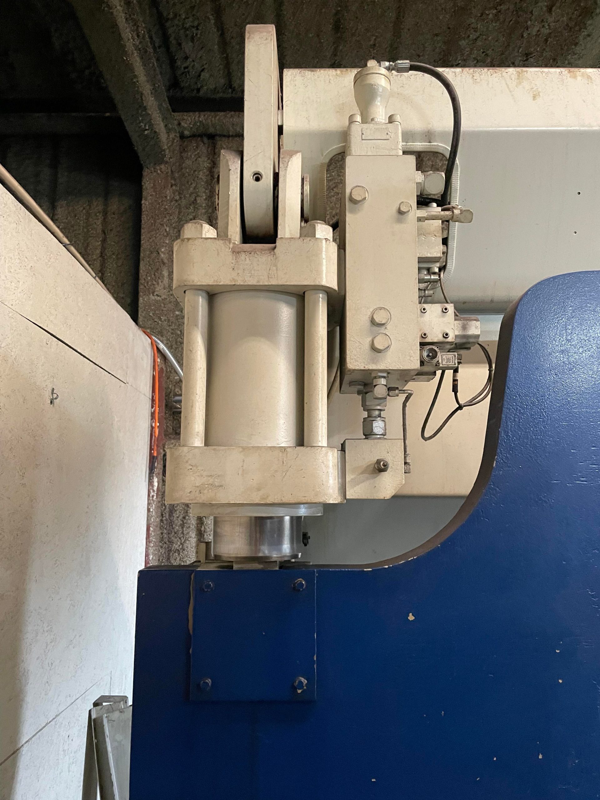 135 Ton x 10' Cincinnati 135AF CNC Press Brake, 1990- w/ Updated Control and 6 Axis Backgauge - Image 6