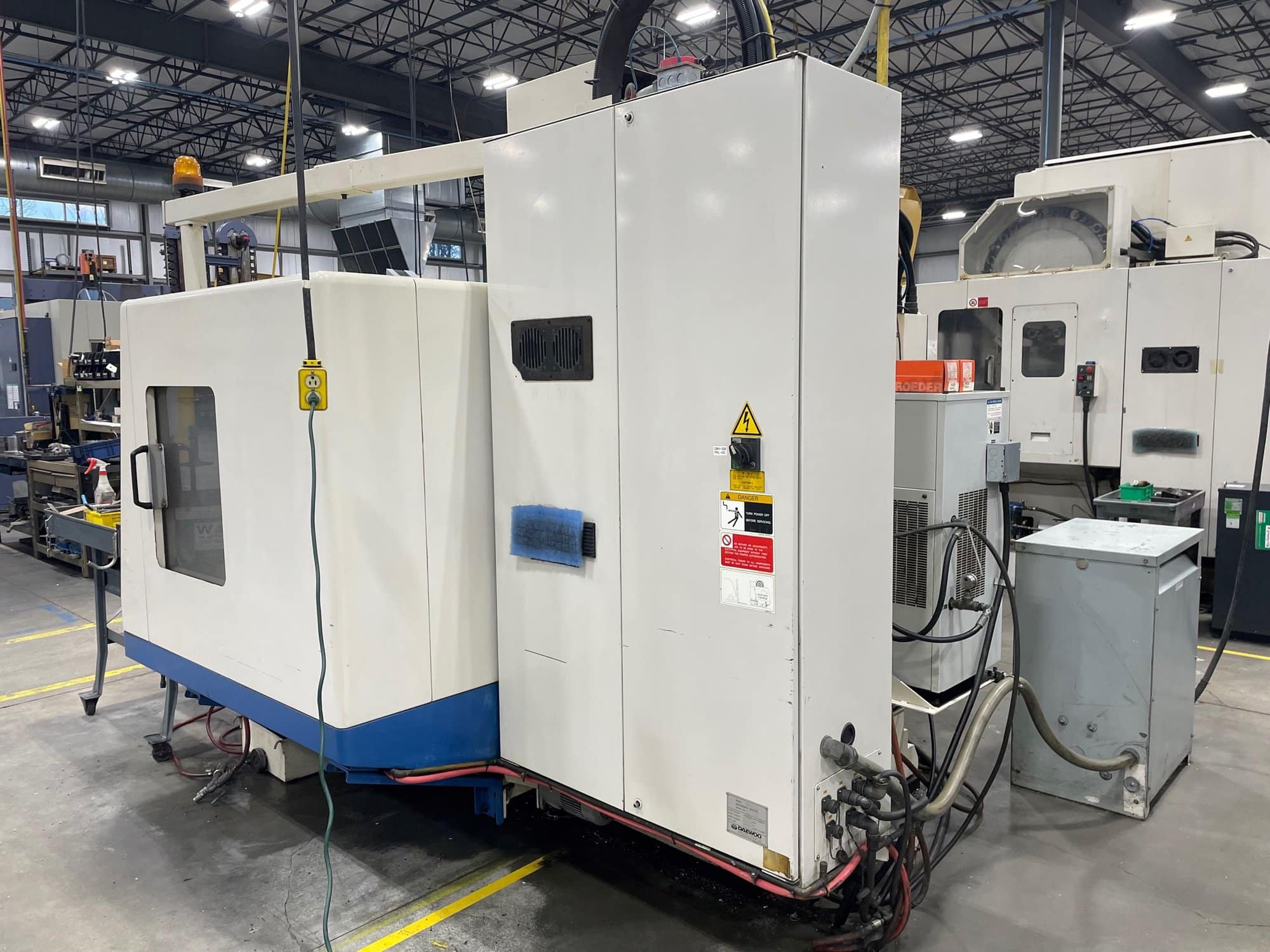 Daewoo DMV-500 VMC, 2000 - TSC, Fanuc Control, Chip Conveyor - Image 8