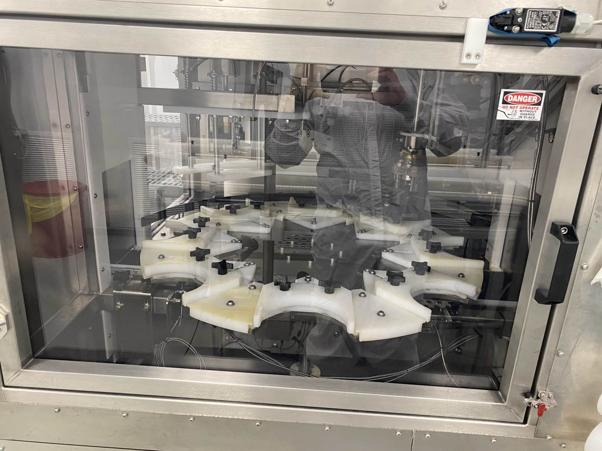 Inline Filling Systems Net-Weight Rotary Jar Filler with Integrated Capping for Clean Room Application in Semi-Conductor Industry, 2009 - Image 6
