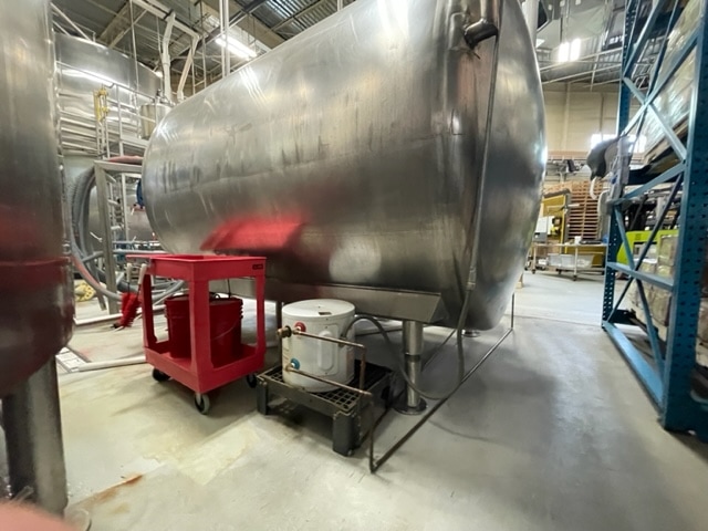 2500 Gallon Horizontal Stainless Steel Insulated Mixing Tank - w/ Agitation and CIP - Image 2