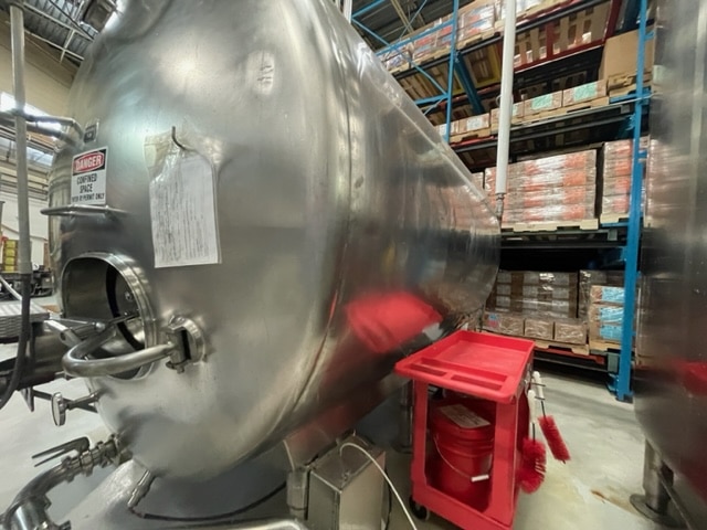 2500 Gallon Horizontal Stainless Steel Insulated Mixing Tank - w/ Agitation and CIP - Image 4