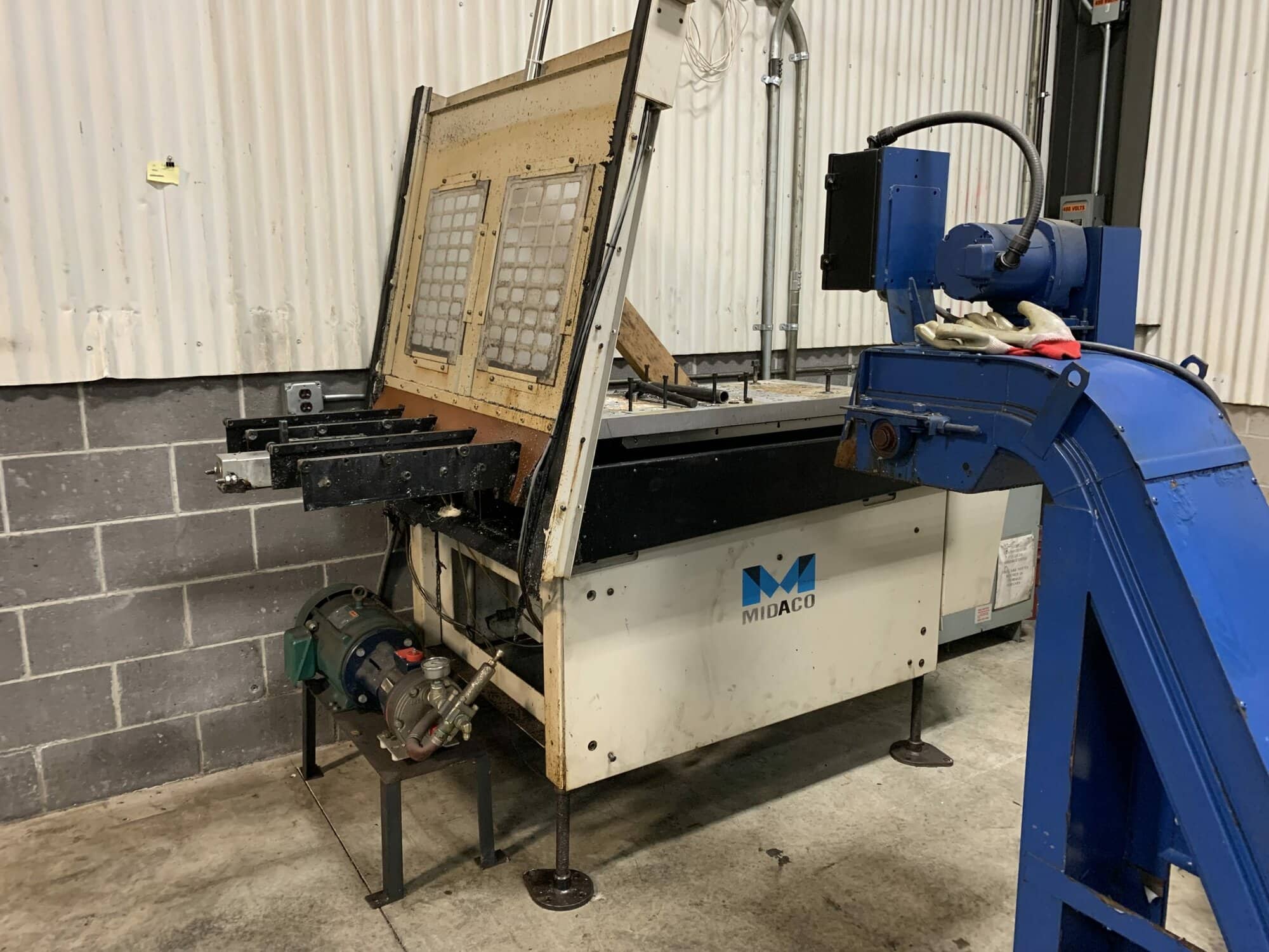 Daewoo DMV 4020D VMC, 2003- Chip Conveyor, Pallet Changer - Image 10