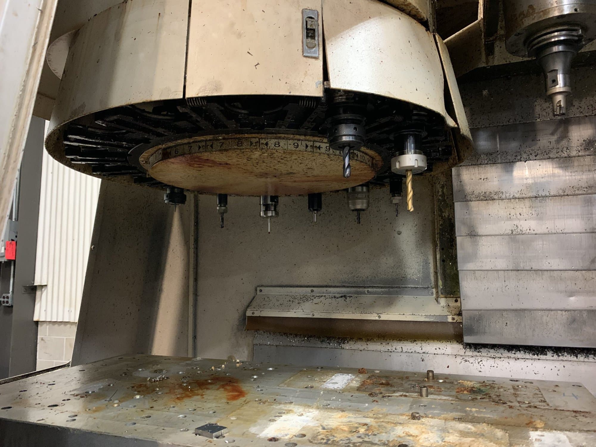Daewoo DMV 4020D VMC, 2003- Chip Conveyor, Pallet Changer - Image 9