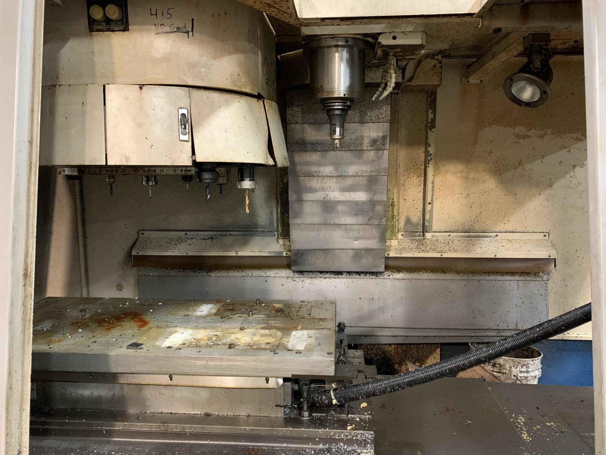 Daewoo DMV 4020D VMC, 2003- Chip Conveyor, Pallet Changer - Image 8