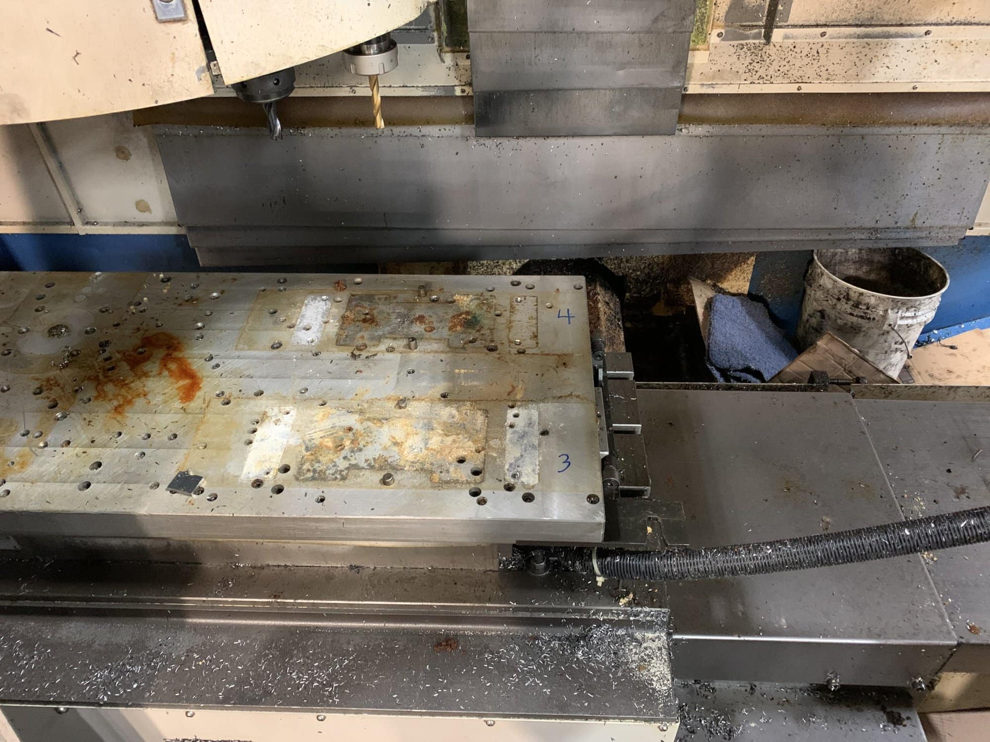 Daewoo DMV 4020D VMC, 2003- Chip Conveyor, Pallet Changer - Image 6