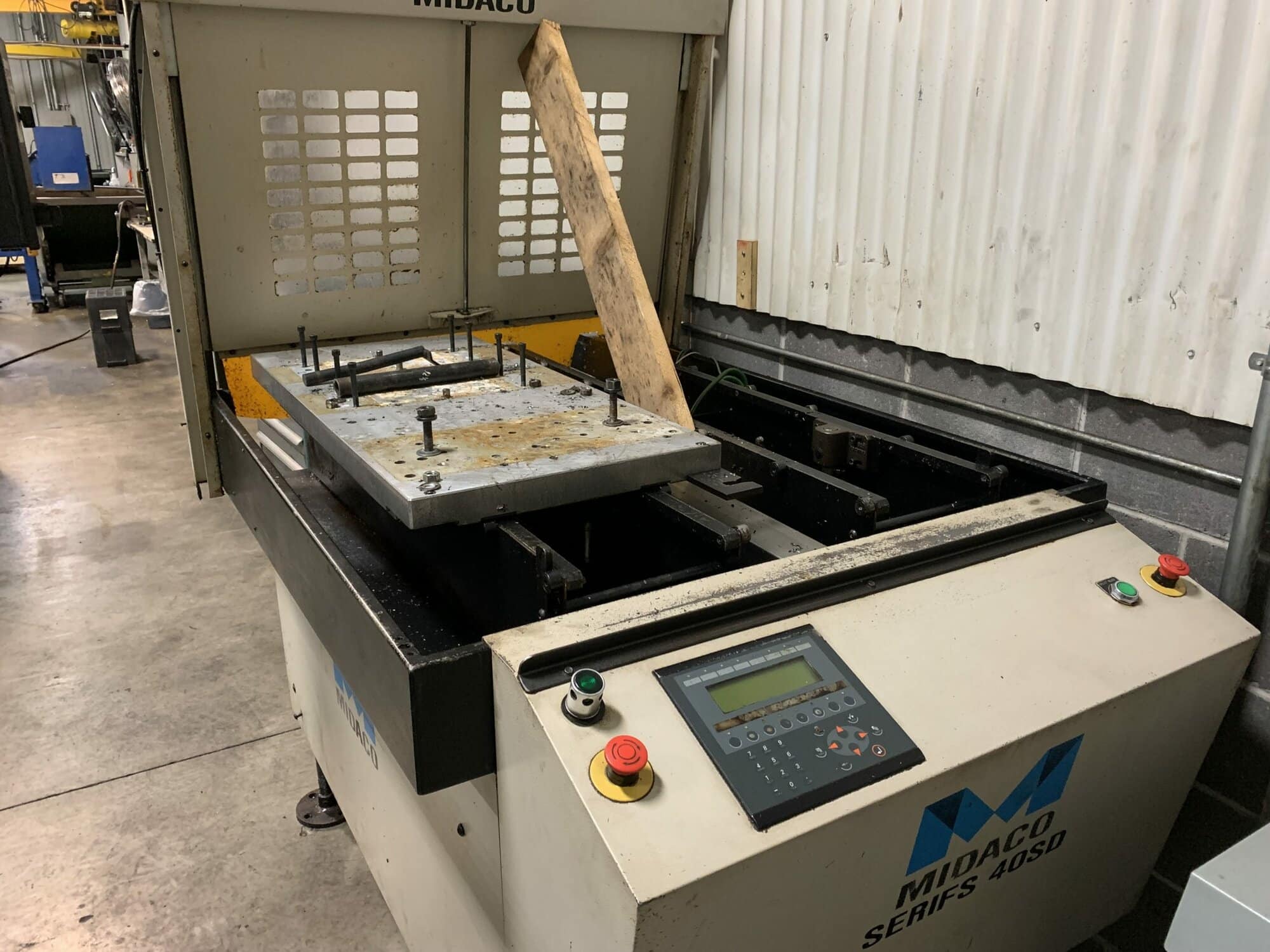 Daewoo DMV 4020D VMC, 2003- Chip Conveyor, Pallet Changer - Image 4