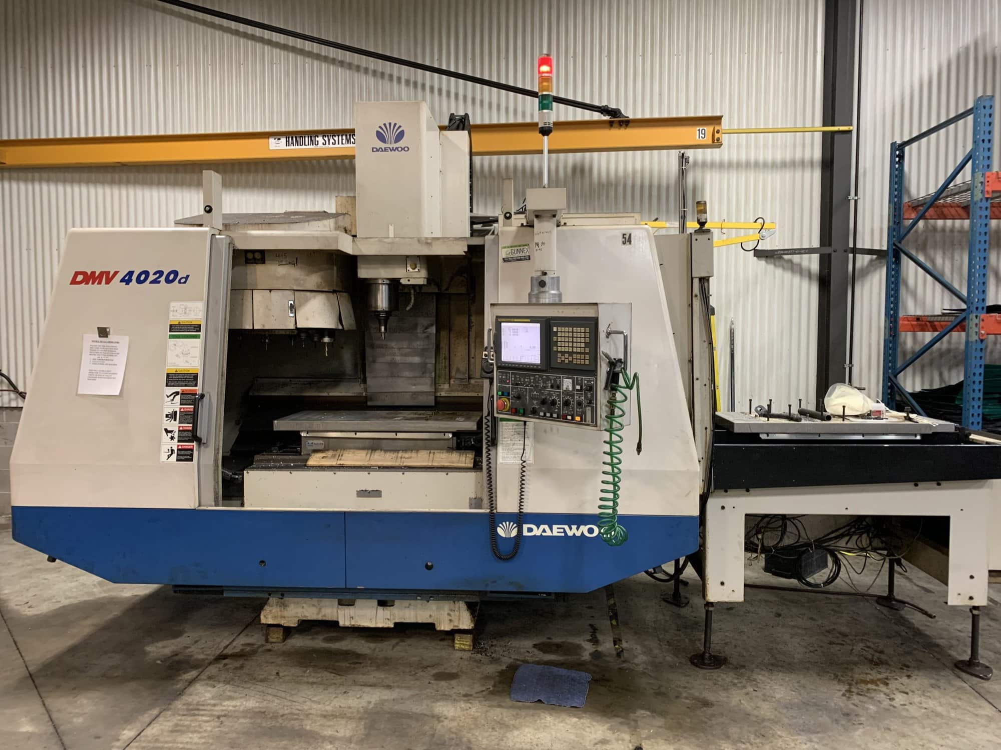 Daewoo DMV 4020D VMC, 2003- Chip Conveyor, Pallet Changer