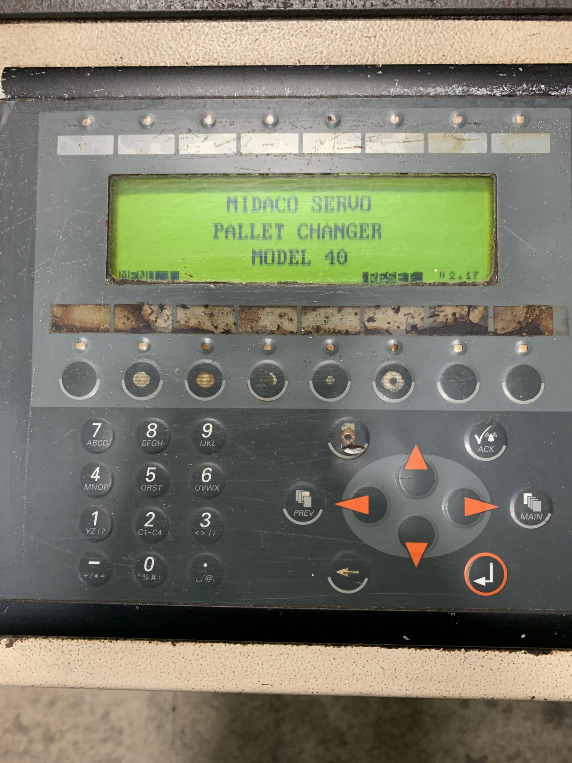 Daewoo DMV 4020D VMC, 2003- Chip Conveyor, Pallet Changer - Image 2